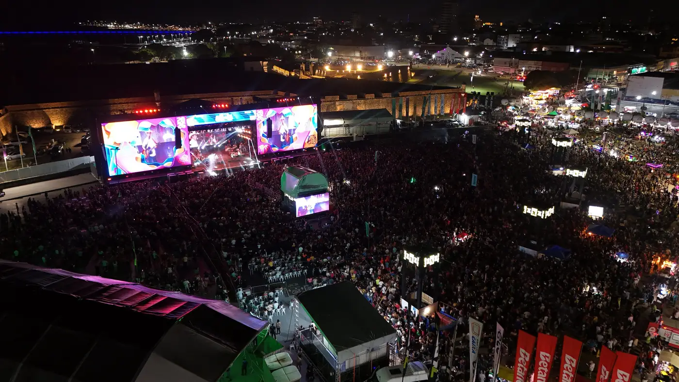 A festa gratuita ao público conta com a agitação de Nattan, a partir das 21h30, o samba da virada com a contagem regressiva pela Estação Primeira de Mangueira às 23h30, e Natanzinho Lima a partir de 1h