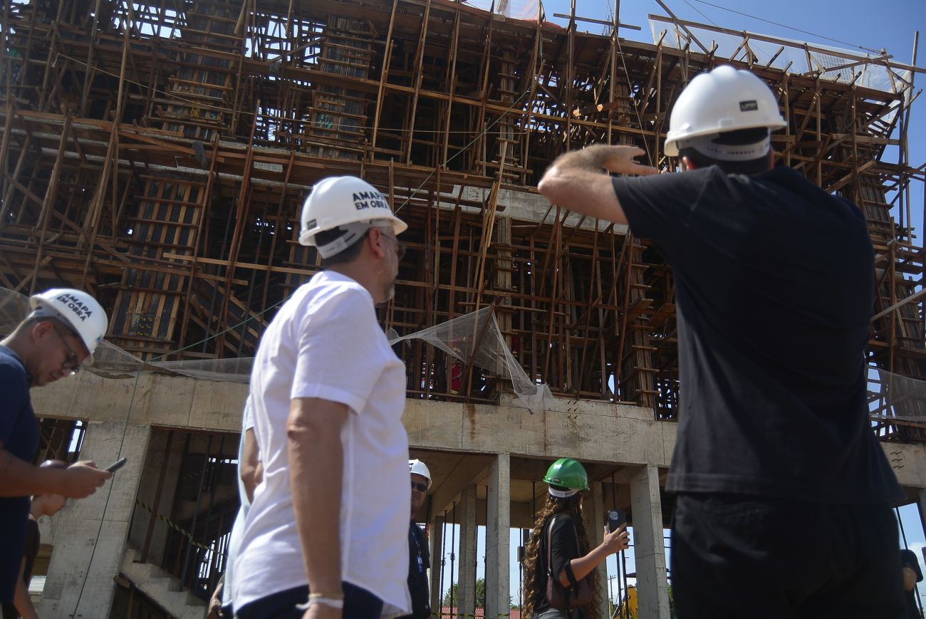 Em ritmo acelerado, obra começa a ganhar forma com construção das lajes dos andares