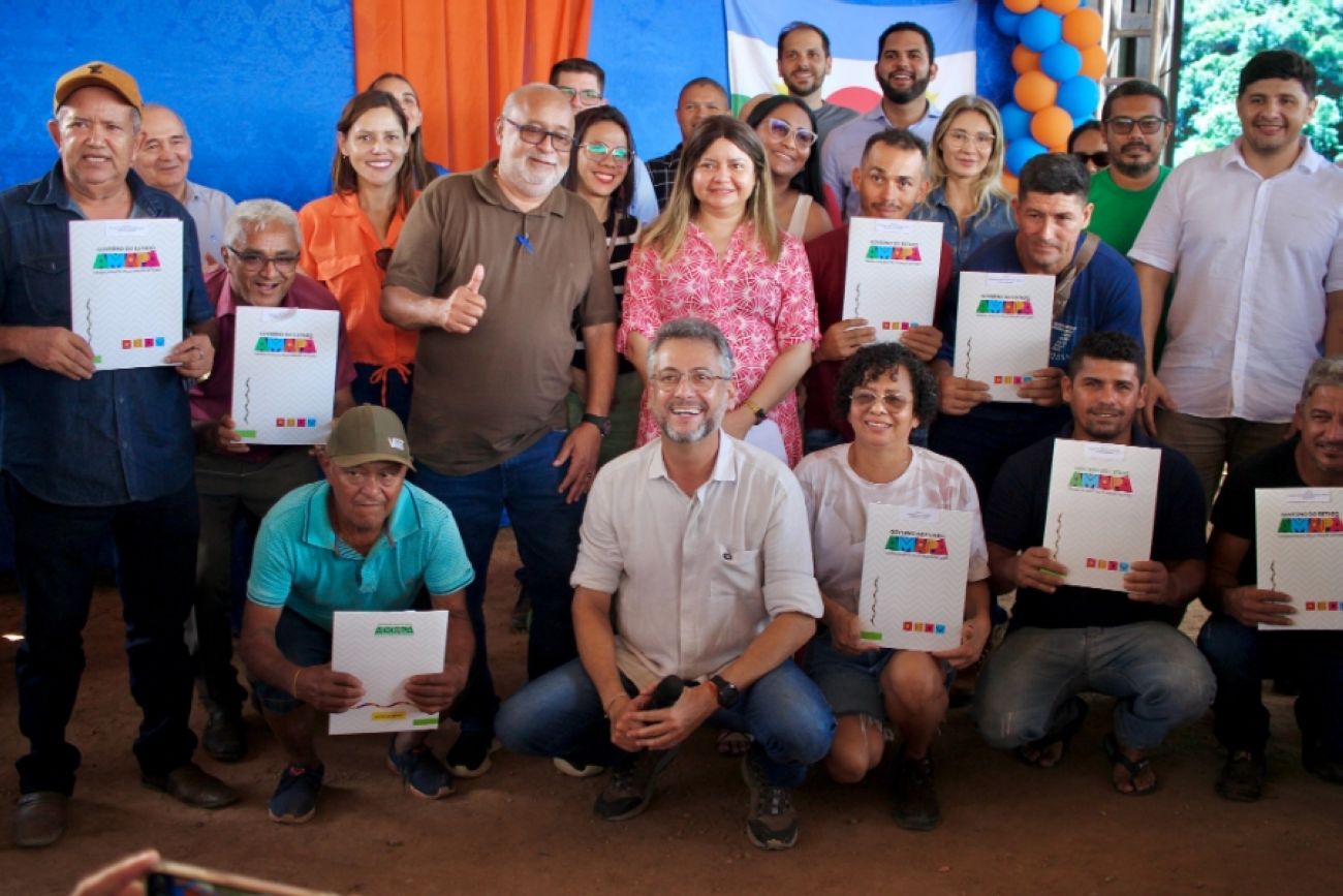 Governador Clécio Luís durante entrega de 32 autexs para pequenos produtores rurais
