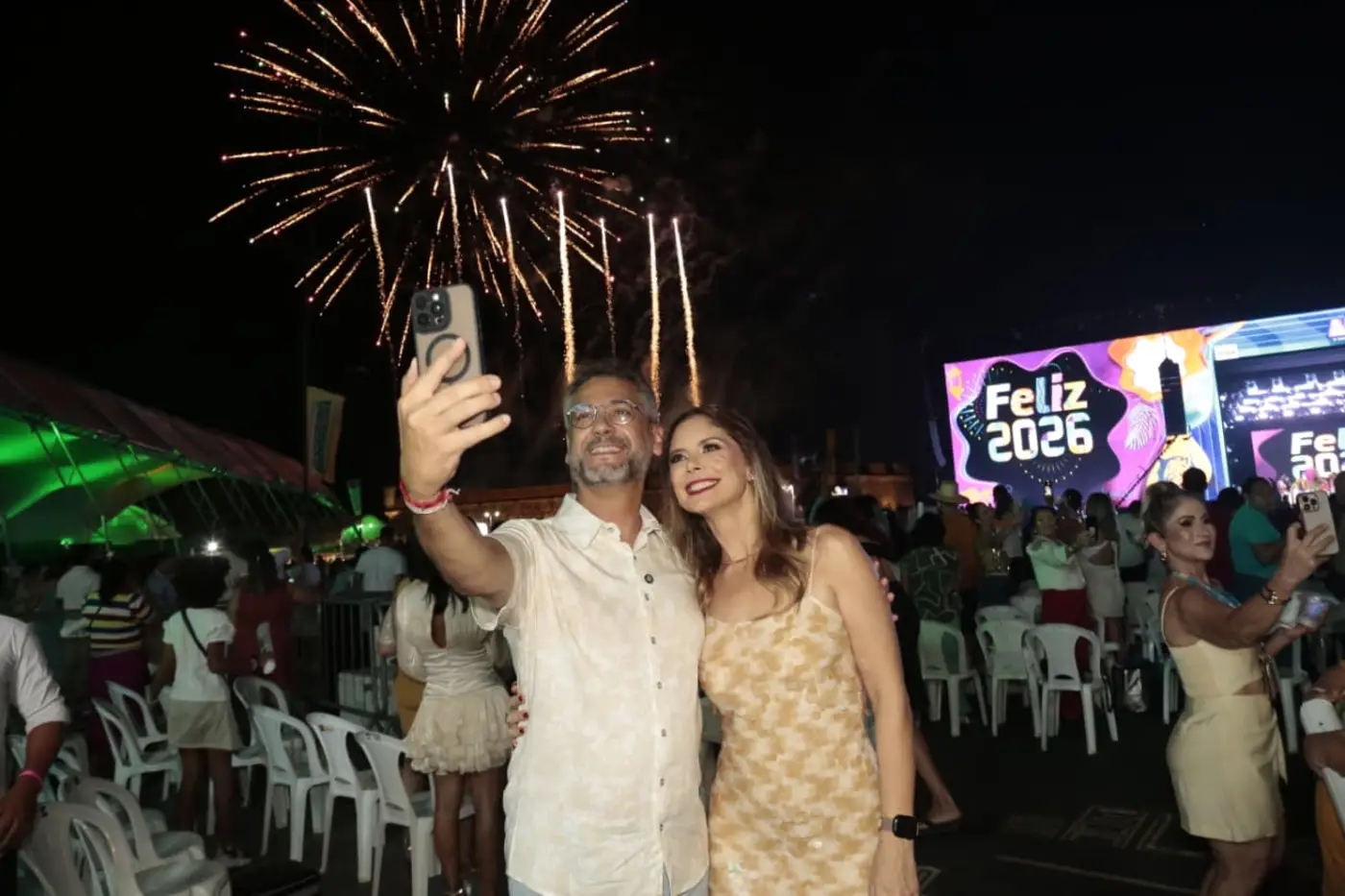 Ao lado da primeira-dama Priscila Flores, o governador Clécio Luís celebra a virada do ano com milhares de pessoas