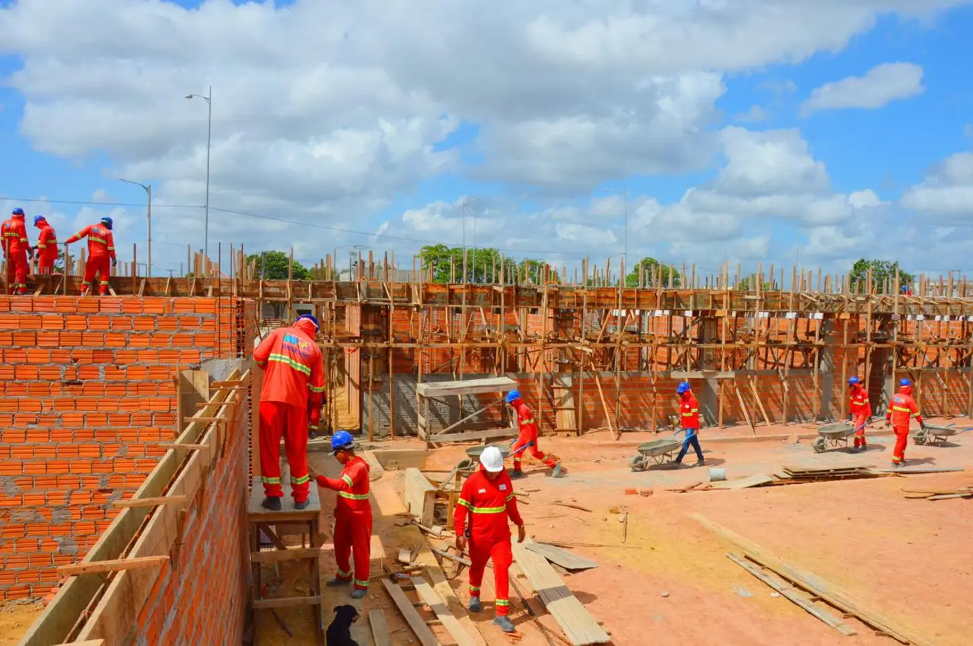 Mais de 60 operários trabalham na construção do maior centro de assistência social do Estado