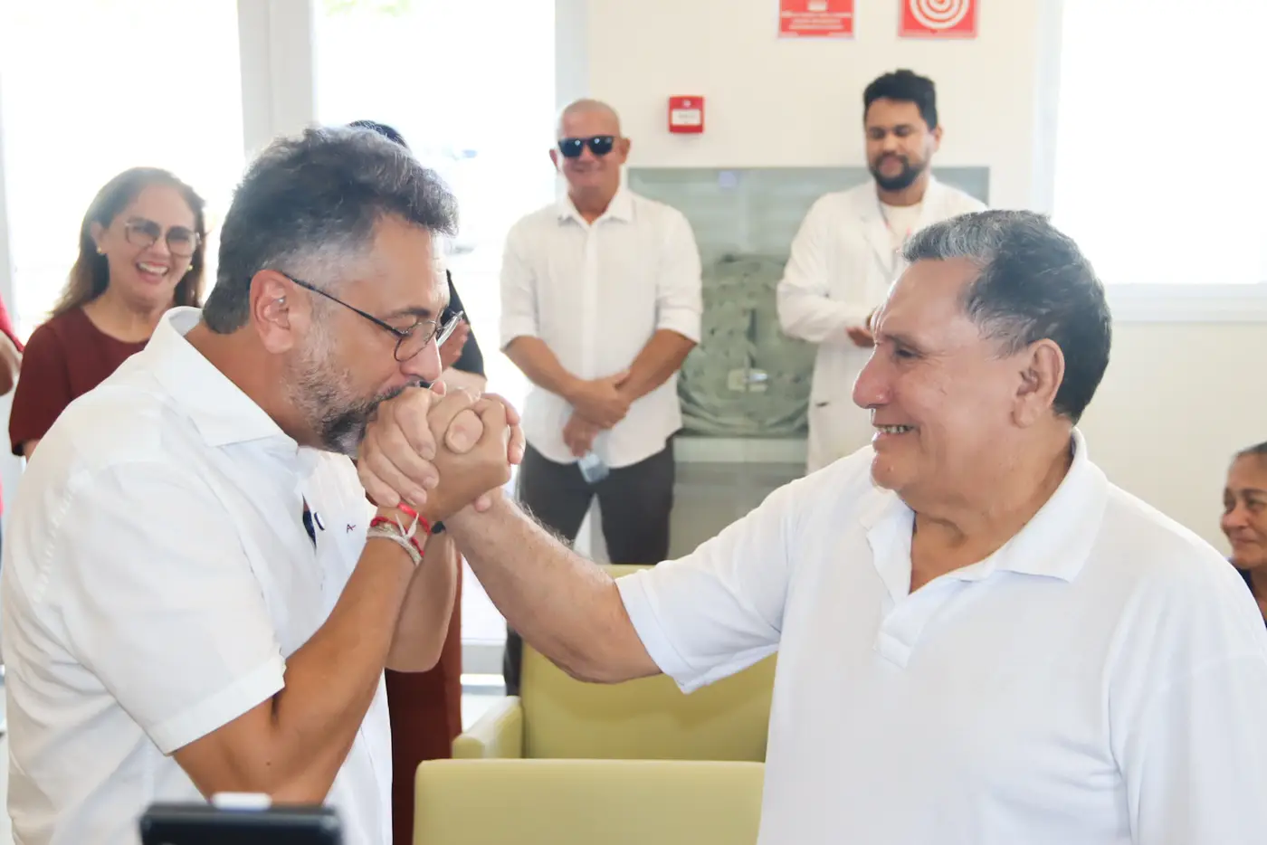 Em um gesto de afeto e humanidade, o governador Clécio Luís beija a mão de João Pantoja, simbolizando respeito e gratidão pela vida
