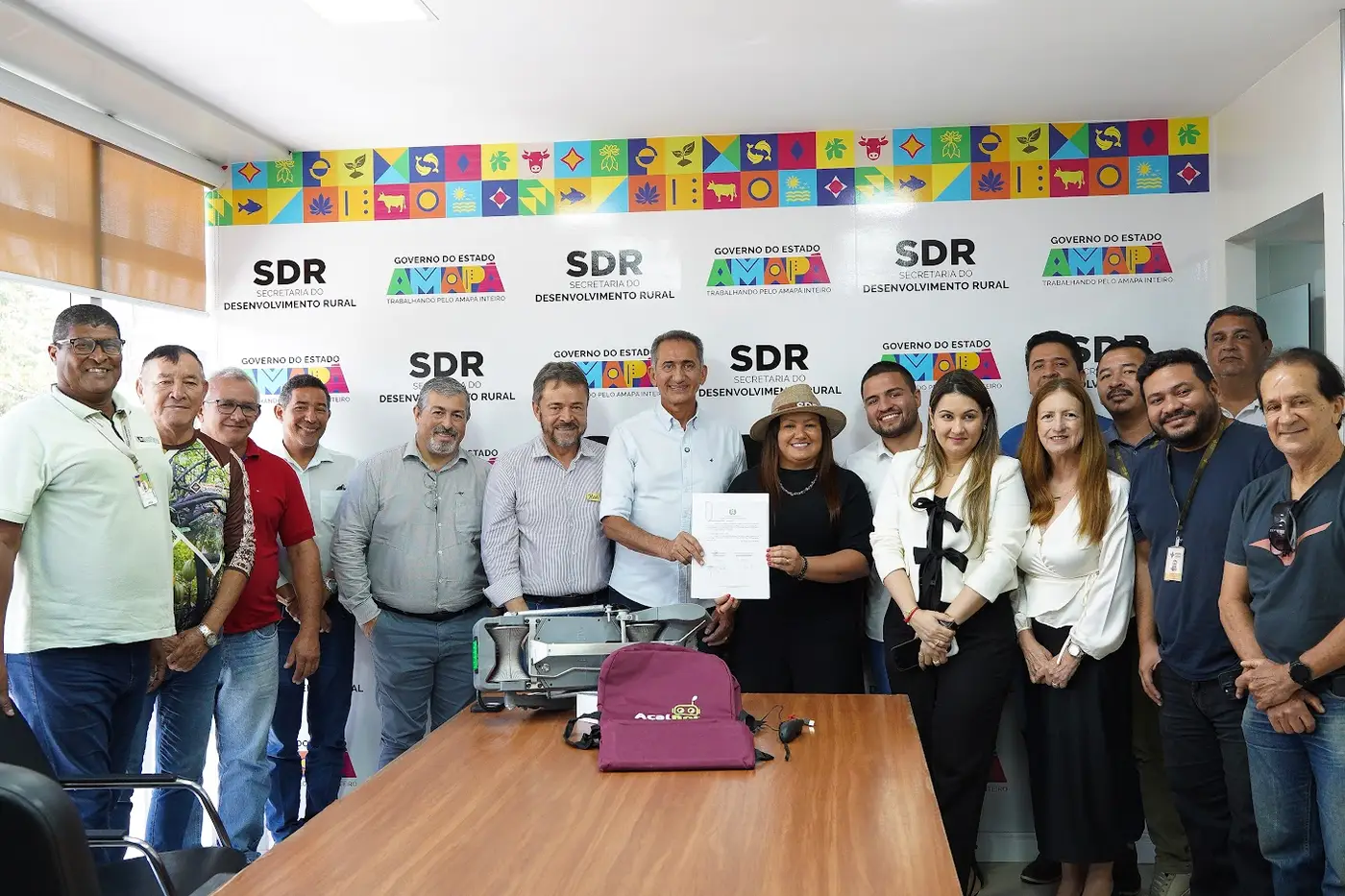 Secretária da SDR, Beatriz Barros e o ministro Waldez, junto com os servidores do Desenvolvimento Rural