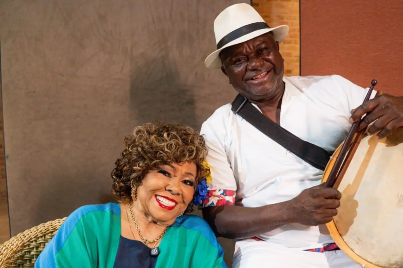 A cantora Alcione ao lado do artista amapaense Nena Silva