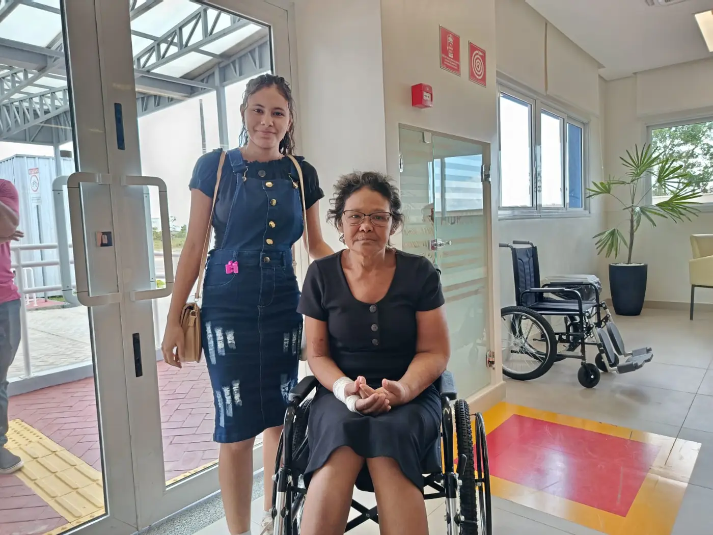 Ao lado da filha, Cristine Souza, Maria de Nazaré encontra força no apoio da família ao iniciar o tratamento de radioterapia no Amapá, possível graças ao fortalecimento da rede estadual de saúde