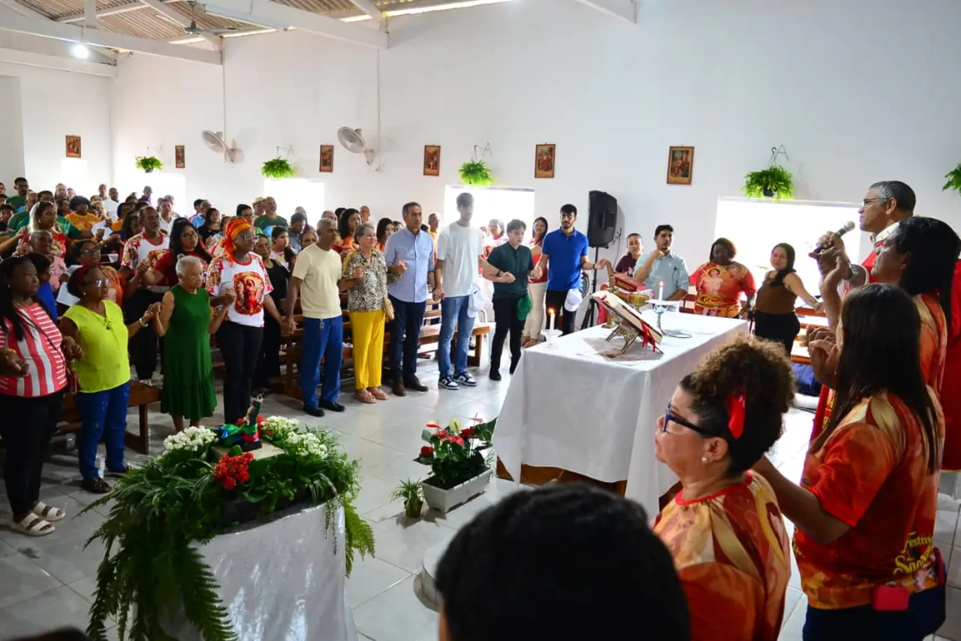 Celebração iniciou através de uma missa ministrada pelo bispo Dom Antônio de Assis Ribeiro