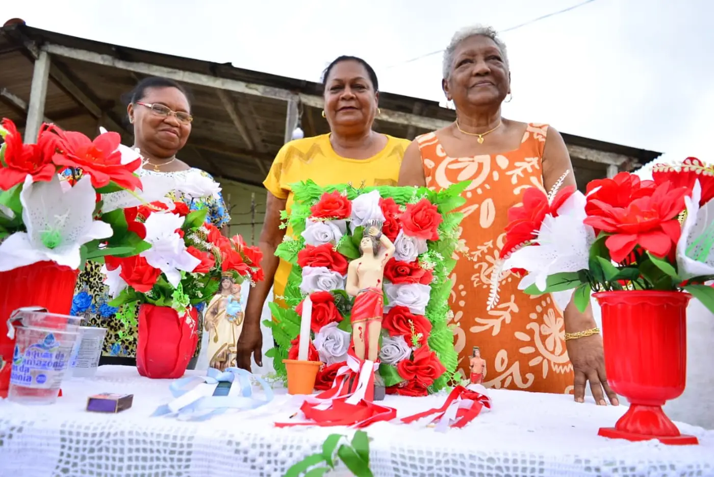Famílias tradicionais decoram suas casas, cada uma à sua maneira, demonstrando fé no Santo