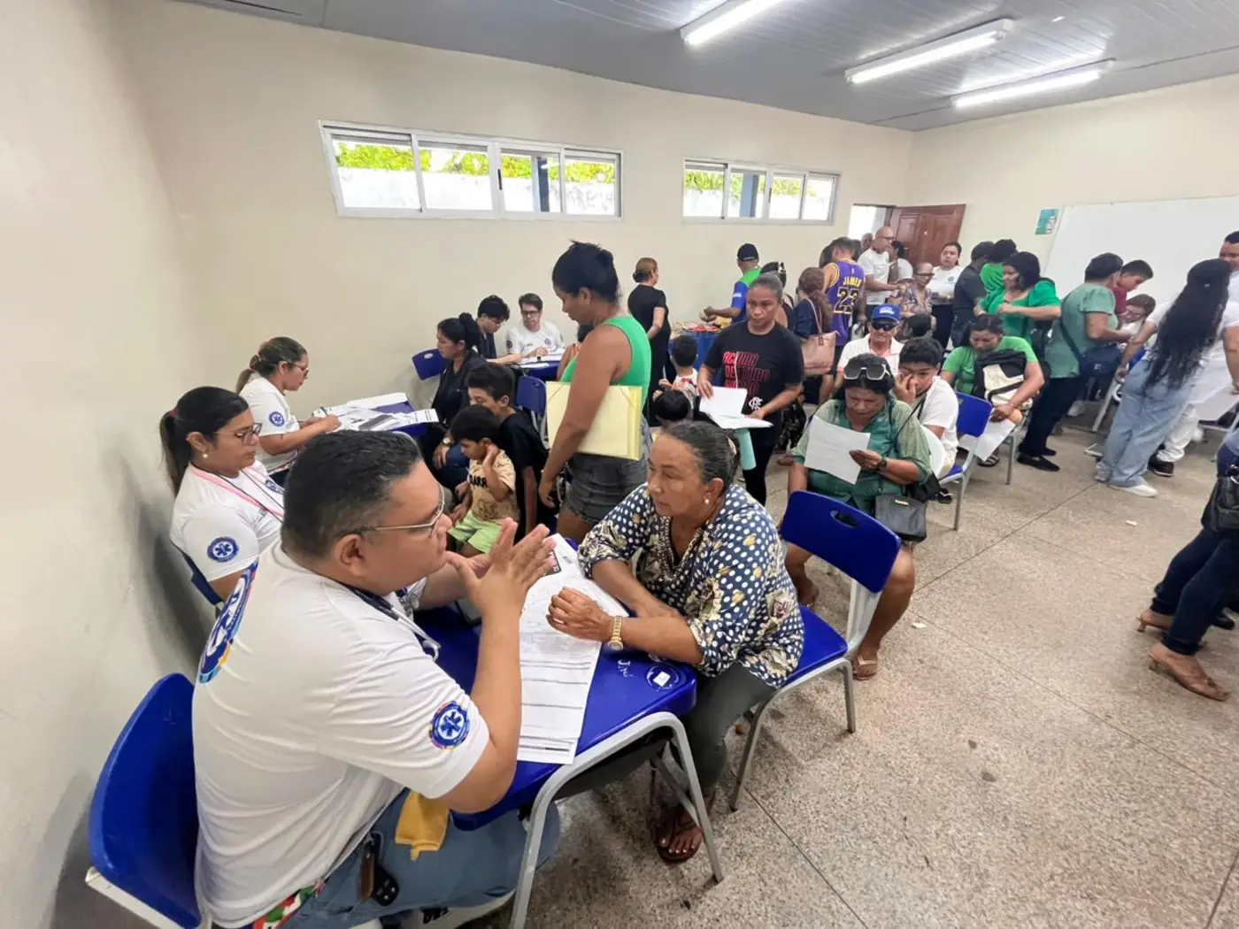 Foram oferecidos acolhimento de enfermagem, consultas médicas, assistência farmacêutica, psicológica e psiquiátrica