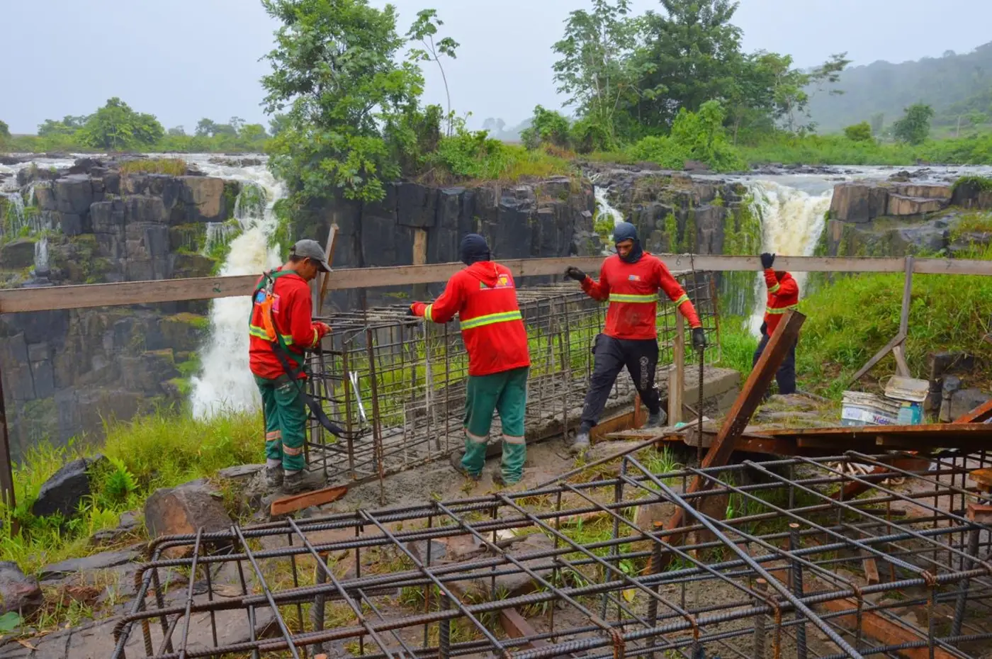 Instalação das ferragens marca avanço da obra do mirante na Cachoeira de Santo Antônio, em Laranjal do Jari
