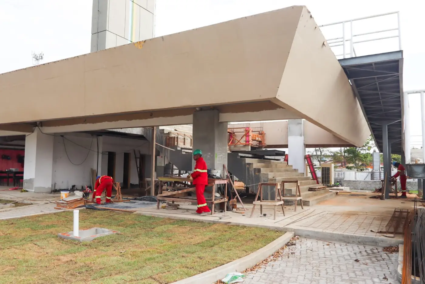Serviços de acabamento e estrutura seguem em ritmo acelerado no Monumento Marco Zero do Equador