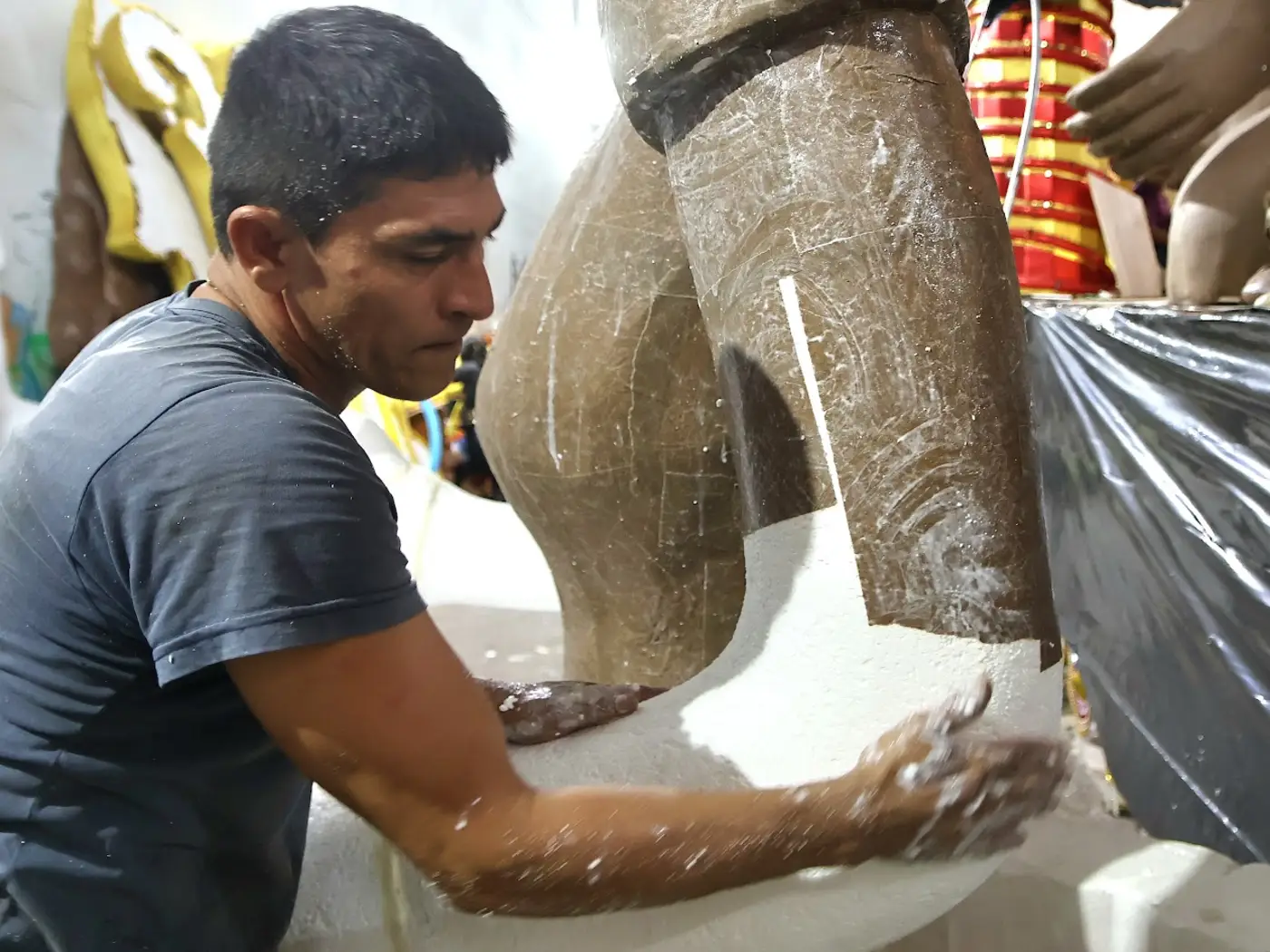 Profissionais de decoração desenvolvem os projetos das Escolas de Samba