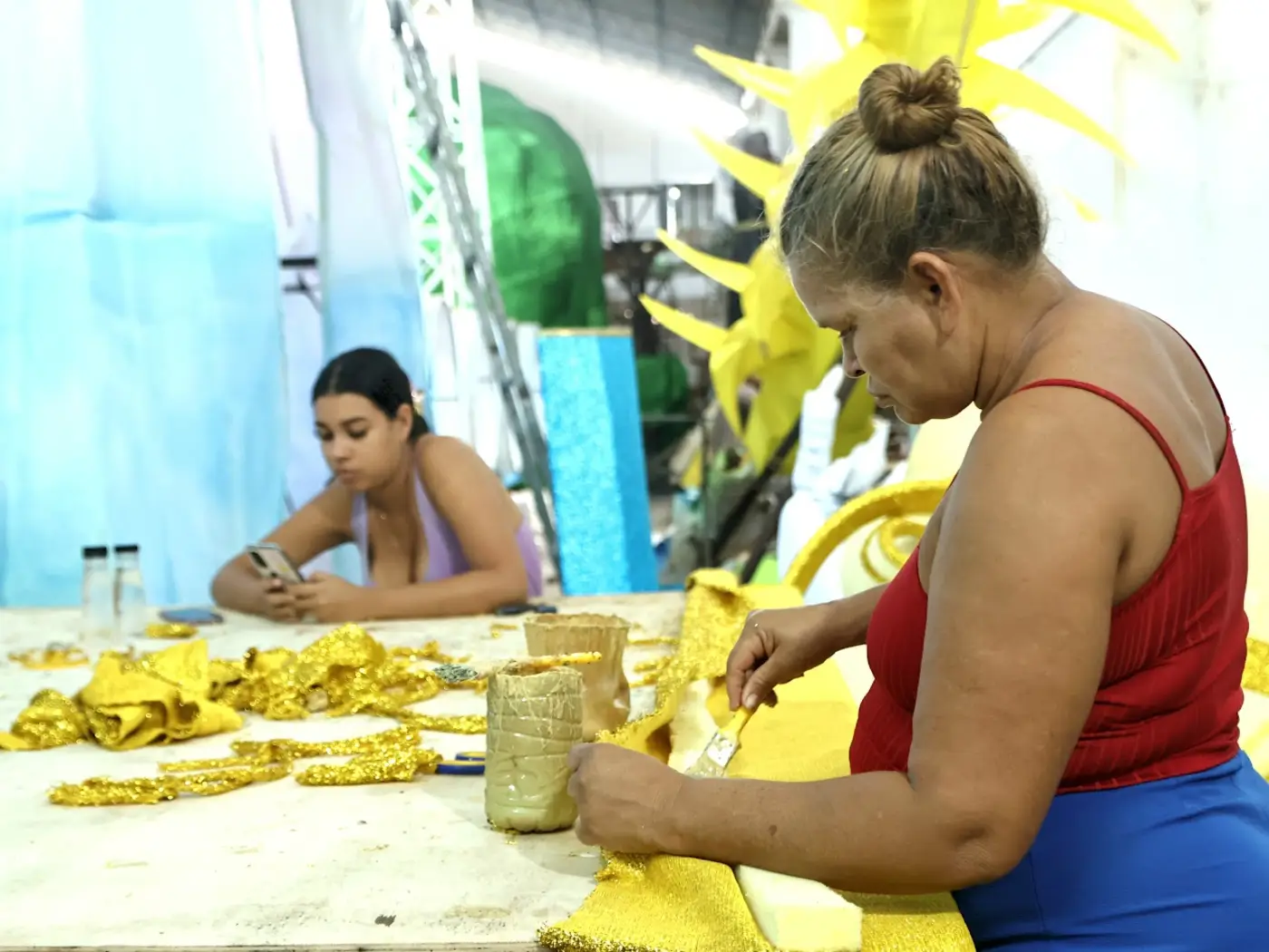 Artesã confecciona produtos carnavalescos diversos