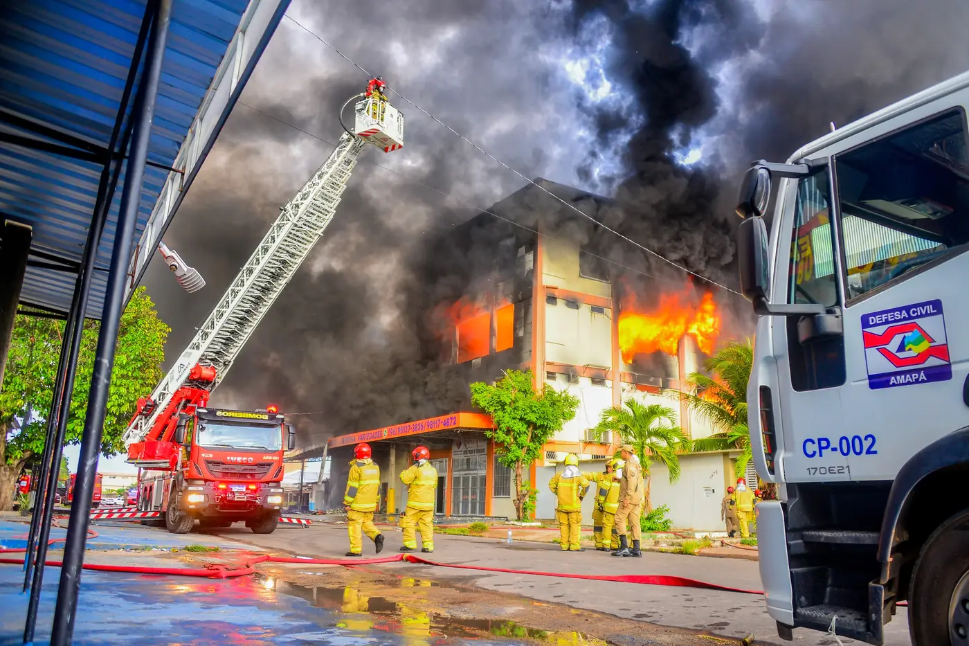 Mesmo após o controle das chamas, o Corpo de Bombeiros continua atuando no local com a 'operação rescaldo'