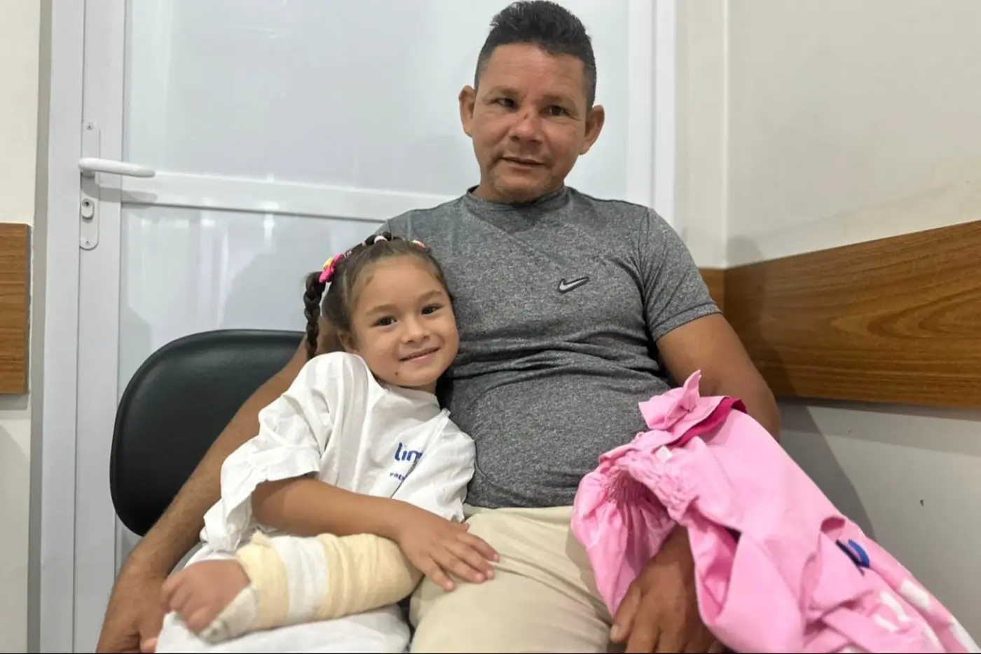 A pequena Rebeca e o pai celebram a evolução do tratamento após cirurgia ortopédica realizada na rede estadual de saúde