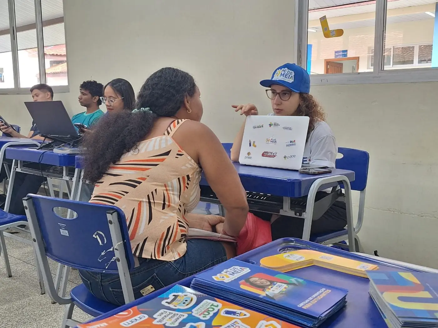 Equipe da Seed orienta estudantes e familiares sobre o cadastramento e os critérios do Programa Pé-de-Meia durante a ação Governo do Brasil na Rua, em Macapá