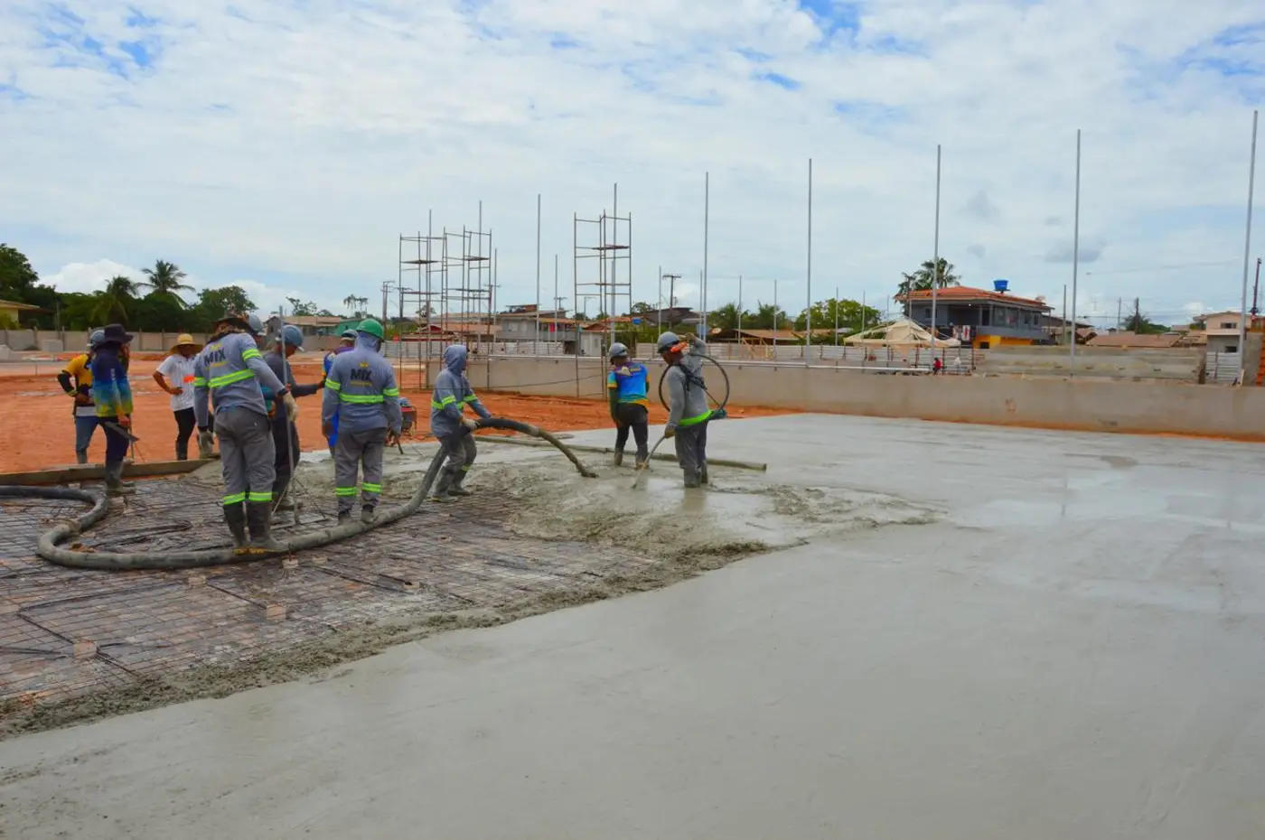 A construção da quadra poliesportiva integra o projeto de urbanização da Orla do Aturiá, que vai transformar a área em um complexo de lazer e qualidade de vida para a população