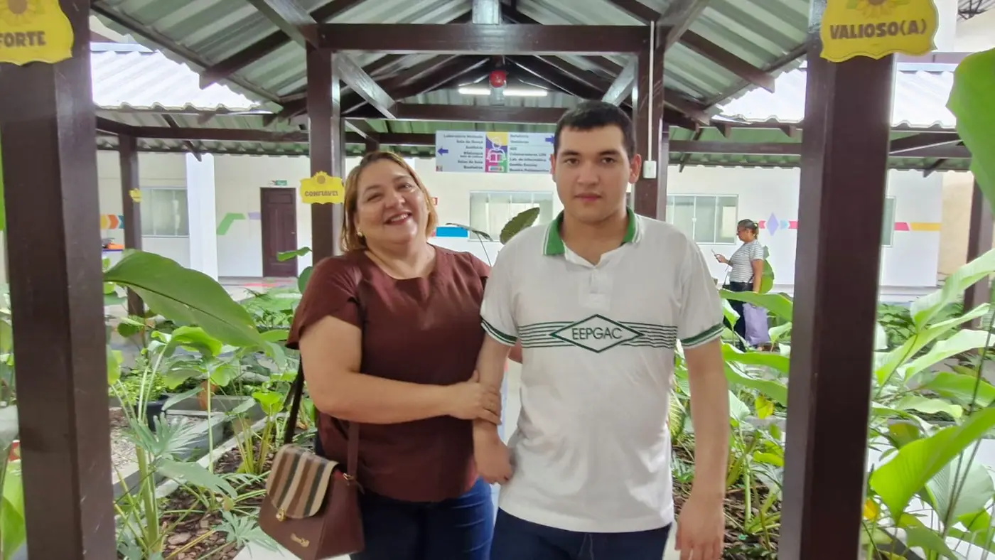 Estudante Matheus, calouro do curso de Licenciatura em História da Unifap, ao lado da mãe, Elciane Maria Cavalcante de Souza