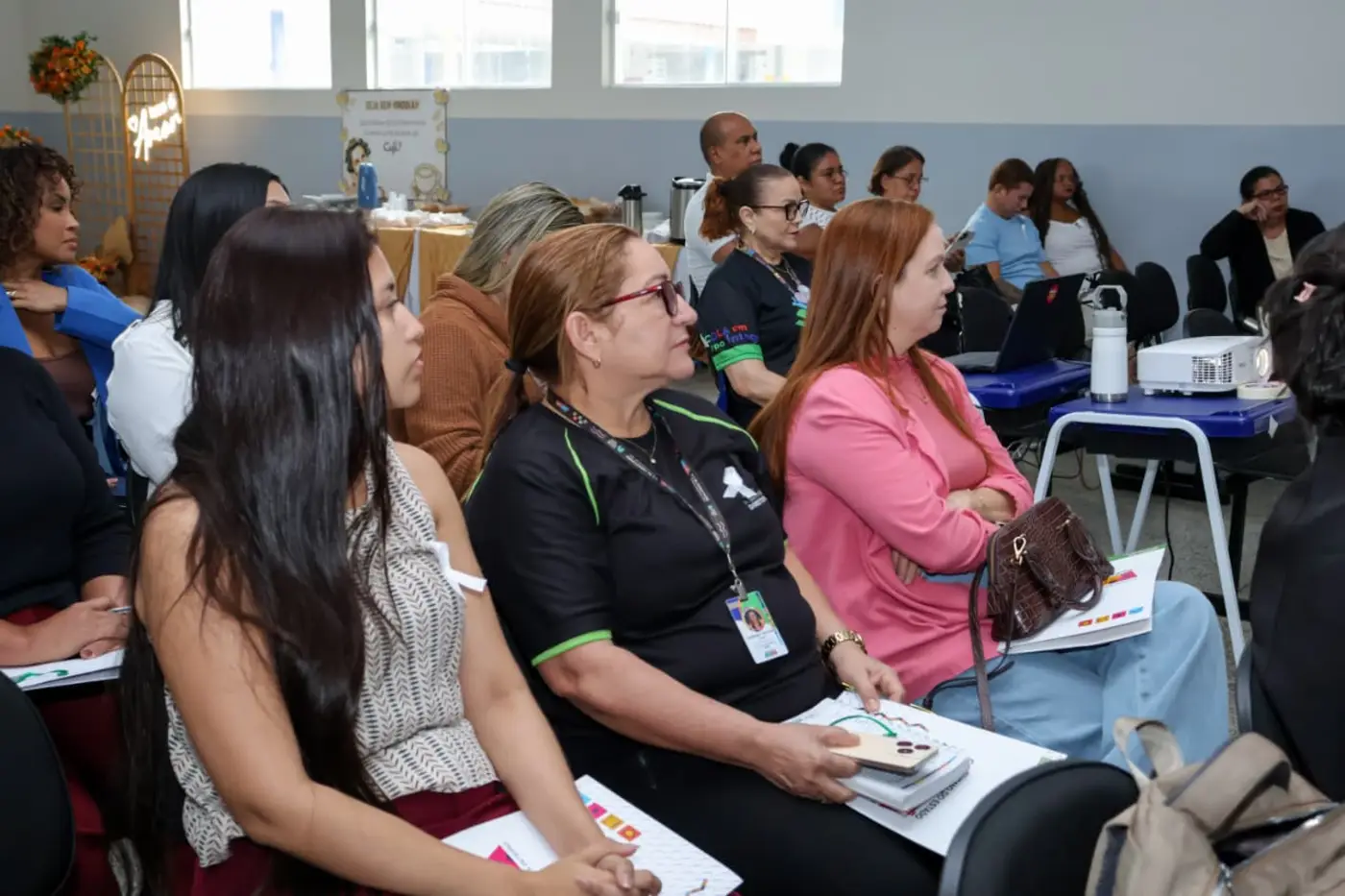 Os encontros aconteceram simultaneamente, na Escola Estadual Coaracy Nunes e no auditório da Seed