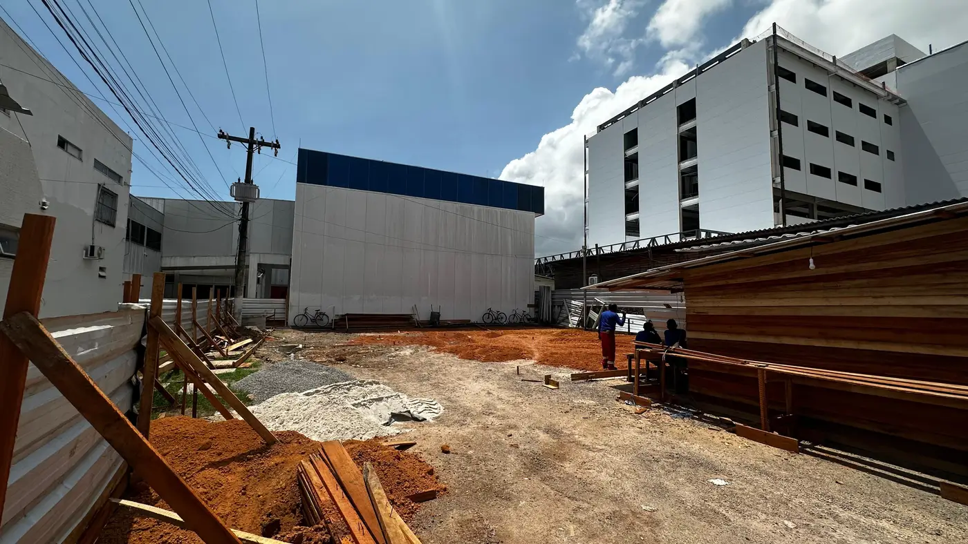 Novos espaços sendo construídos para receber novas enfermarias