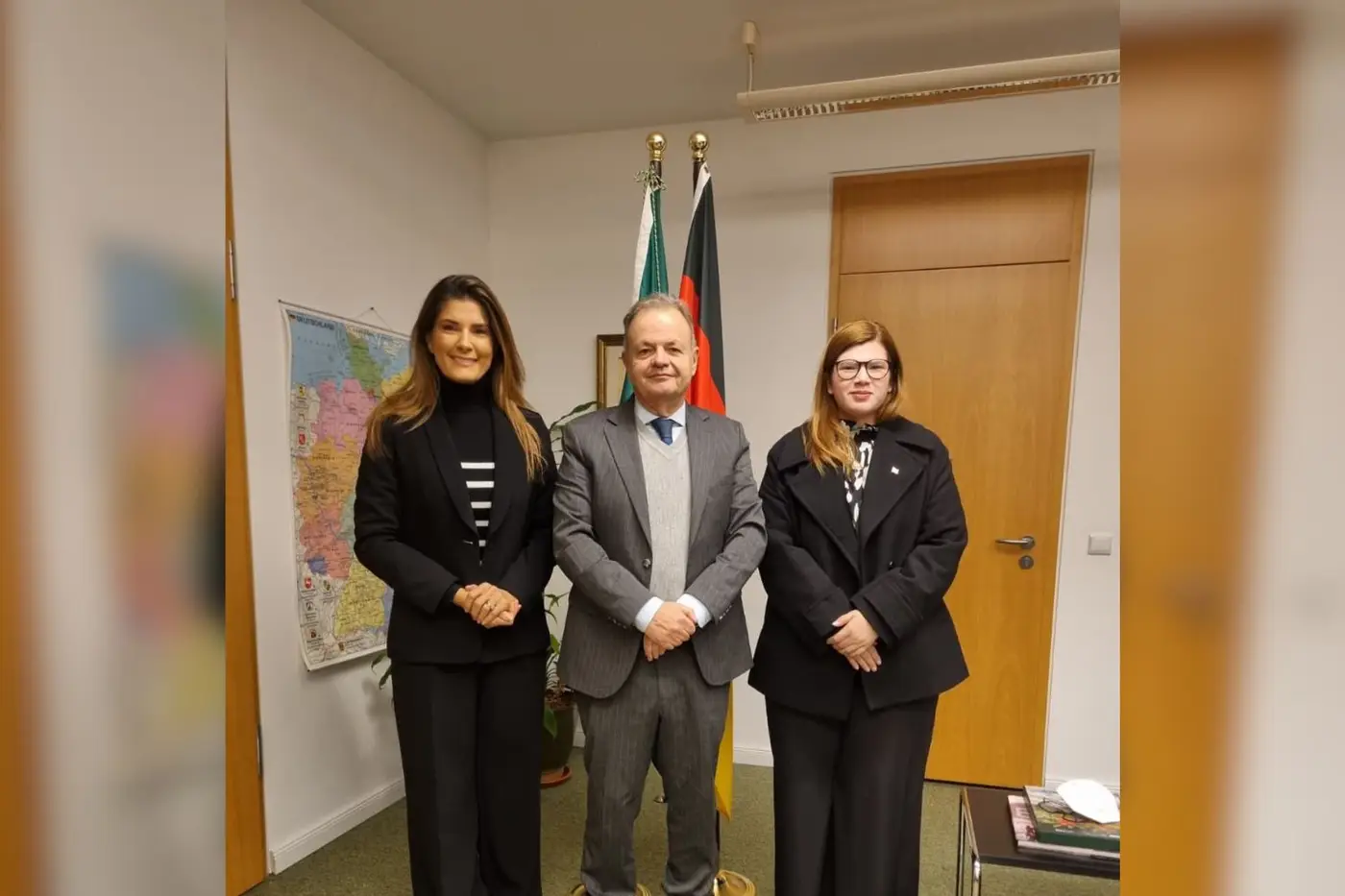 Da esquerda para a direita, a secretária de Relações Internacionais, Patrícia Ferraz, o embaixador do Brasil em Berlim, Rodrigo Baena Soares , e a coordenadora de Comércio Exterior, Larissa Diniz