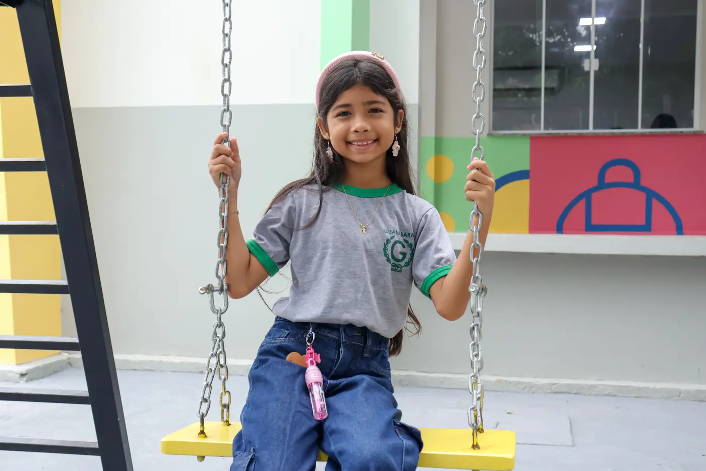 Maria Valentina da Costa, de 9 anos, aprovou o parquinho novo da escola