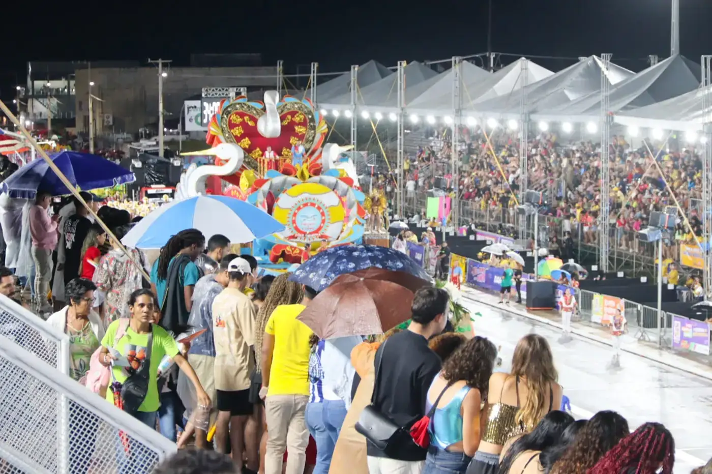 Arquibancadas gratuitas devem receber público recorde a partir desta sexta-feira, 13, no Sambódromo