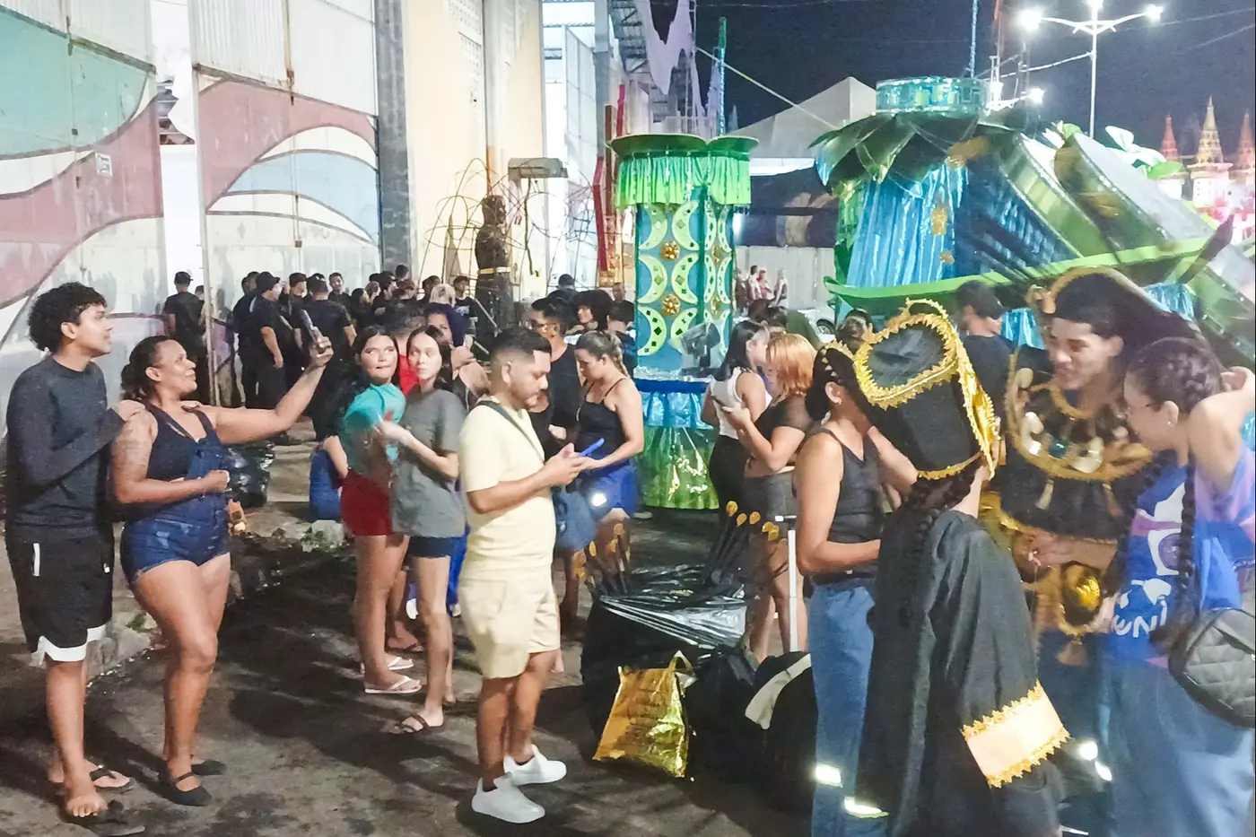 Nos bastidores do desfile das escolas de samba, o movimento começou cedo