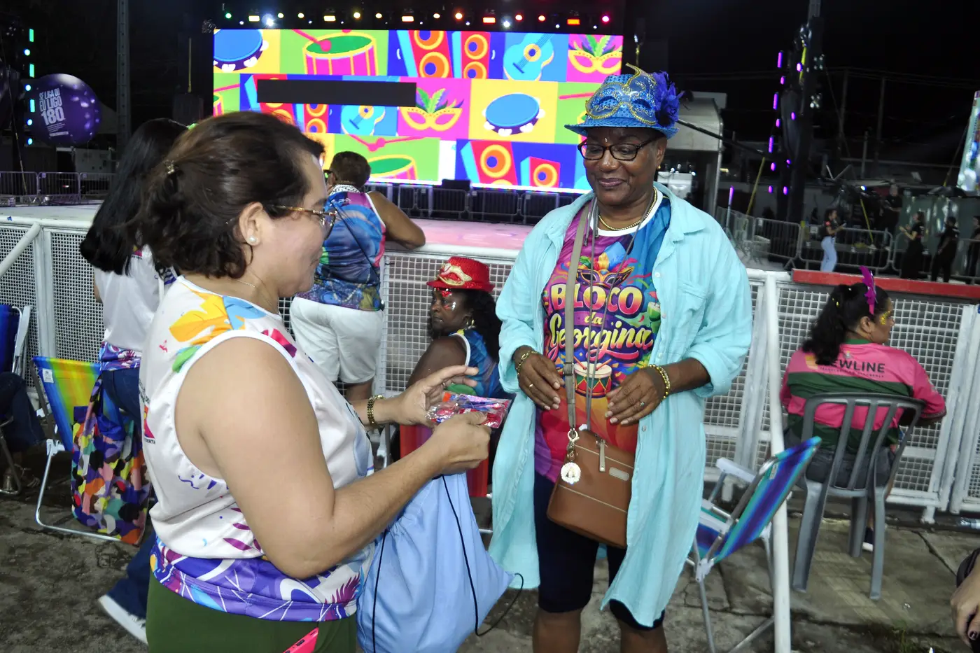 técnicos da vigilância percorrem o Sambódromo orientando a população e entregando frascos de hipoclorito, fundamentais para evitar contaminações e doenças de veiculação hídrica durante as noites de festa