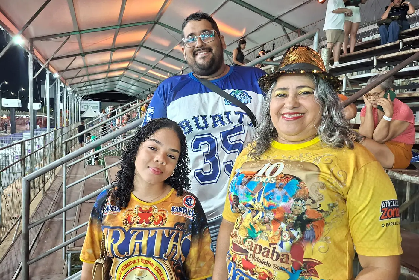 Edileia Valeska, o filho Ícaro e a neta Camille, celebram momento em família na arquibancada gratuita