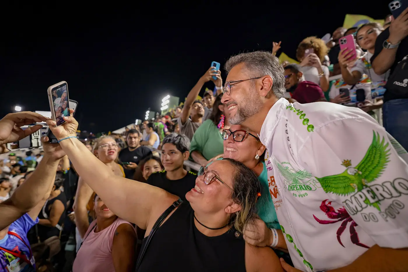 Clécio Luís acompanha os desfiles do Carnaval 2026 em meio ao público nas arquibancadas gratuitas do Sambódromo