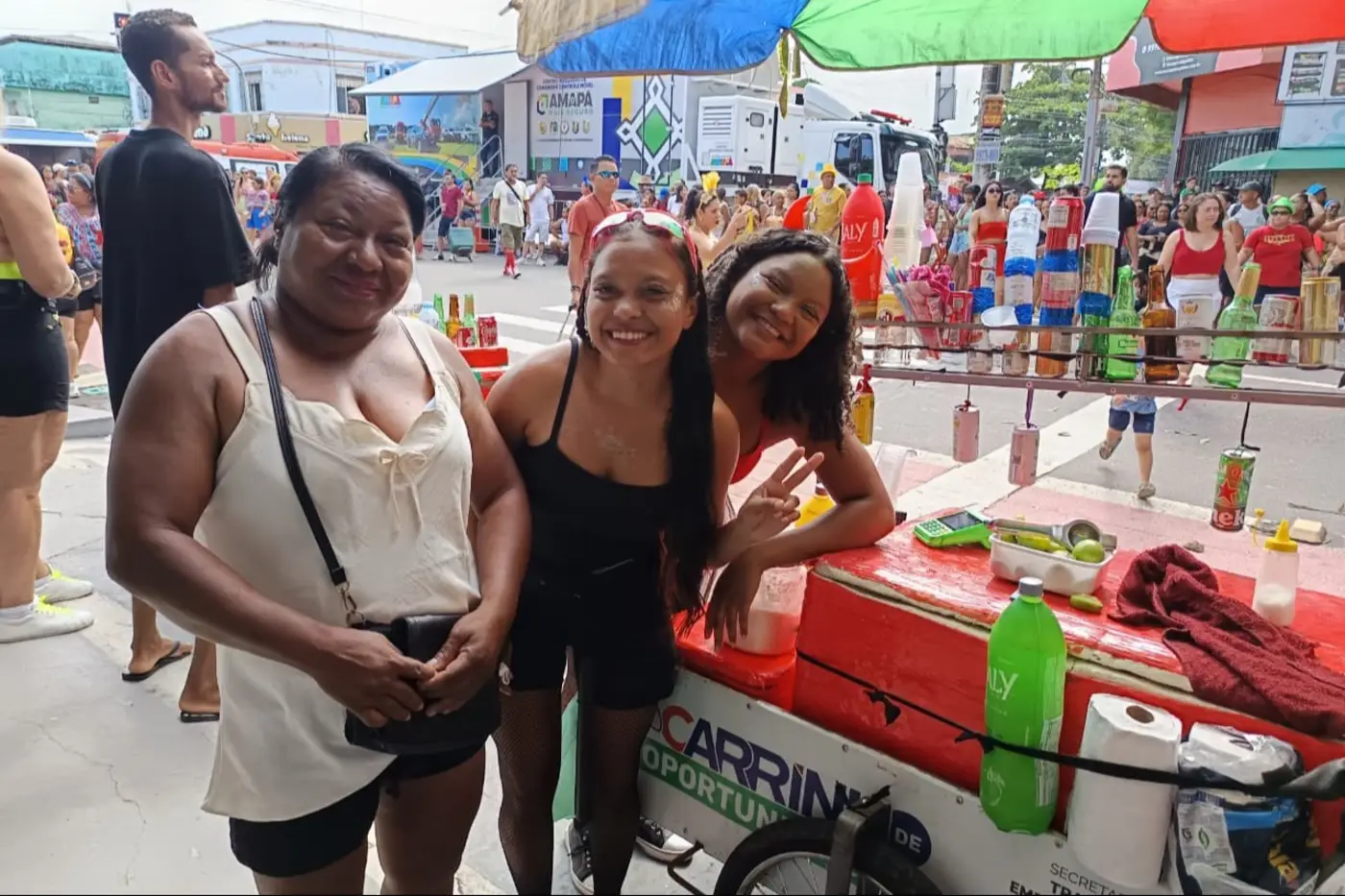 Janete Monteiro e as filhas, Valéria e Iasmin, trabalham e se divertem durante a passagem do bloco A Banda