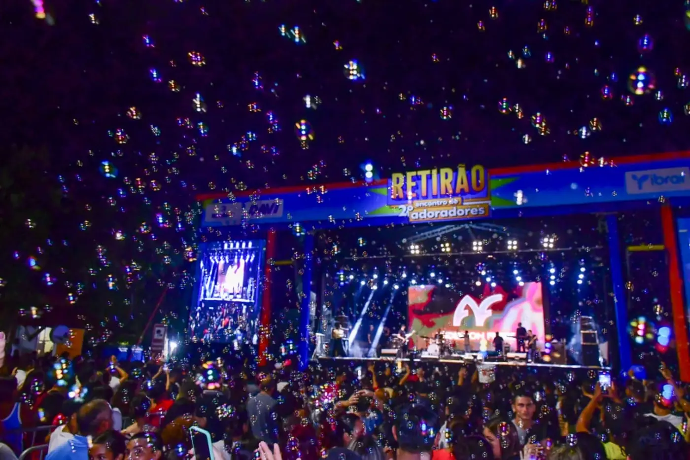 Multidão acompanha o encerramento do 2º Retirão — Encontro de Adoradores, com louvor e adoração