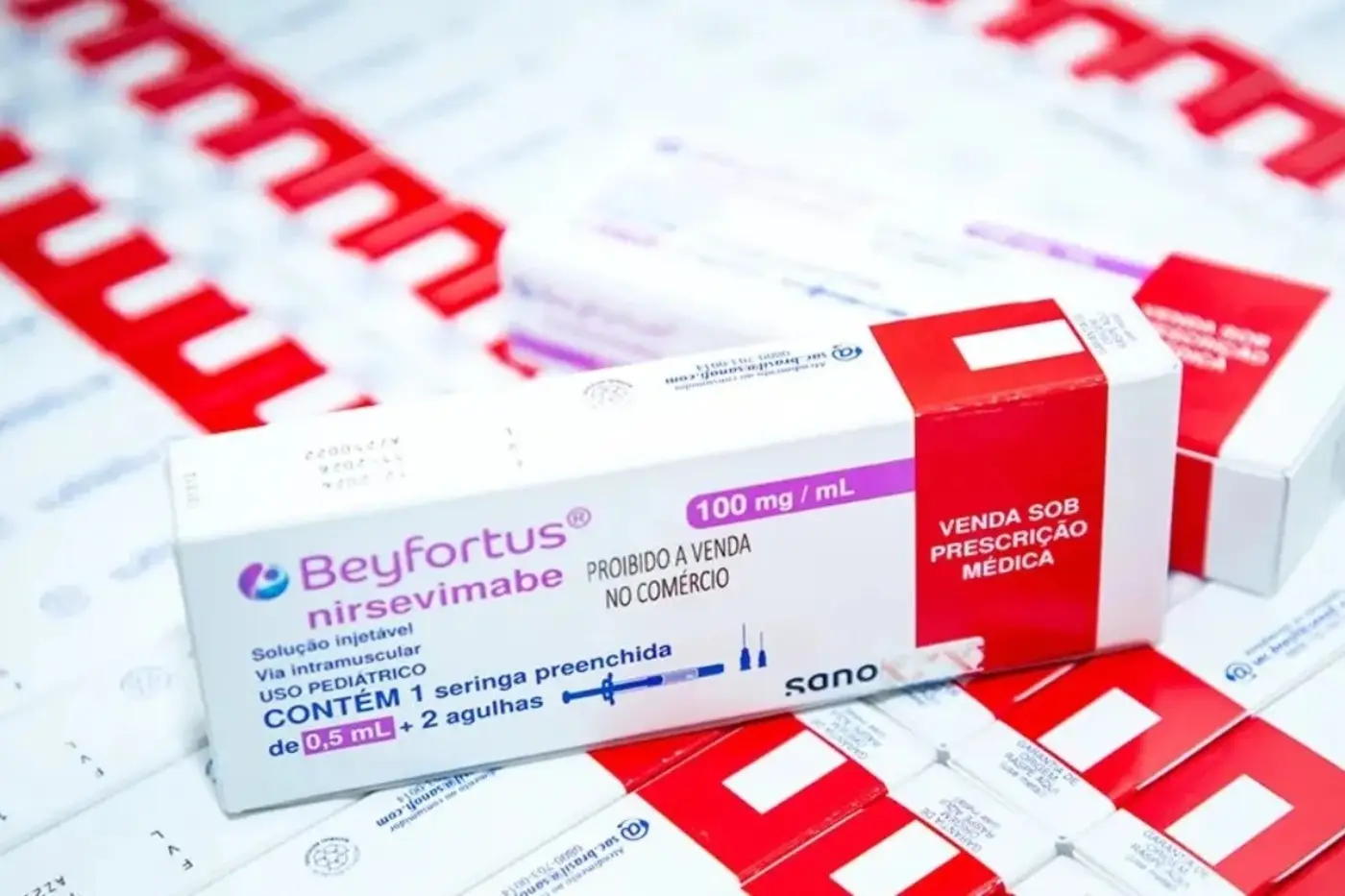 O insumo é um anticorpo monoclonal que foi disponibilizado para recém-nascidos prematuros e bebês menores de 2 anos como prevenção ao vírus sincicial respiratório