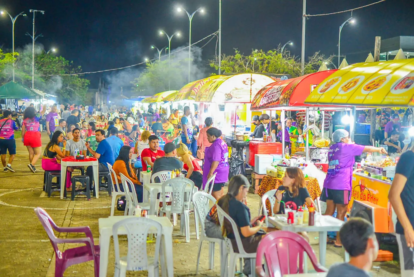 Praça de alimentação na área do estacionamento do estádio Zerão atraiu milhares de foliões e público em geral