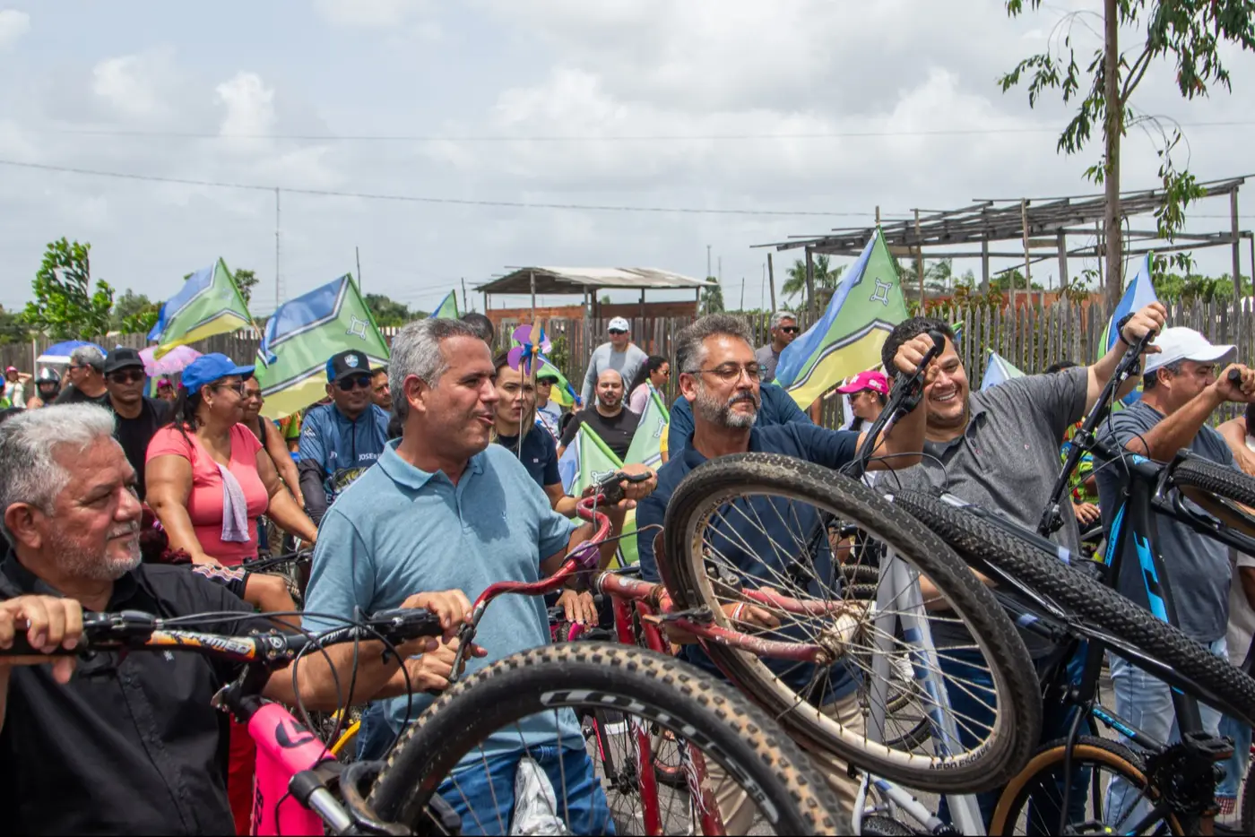 A comitiva pedalou ao lado da comunidade pelos bairros Novo II e Adelino Gurjão