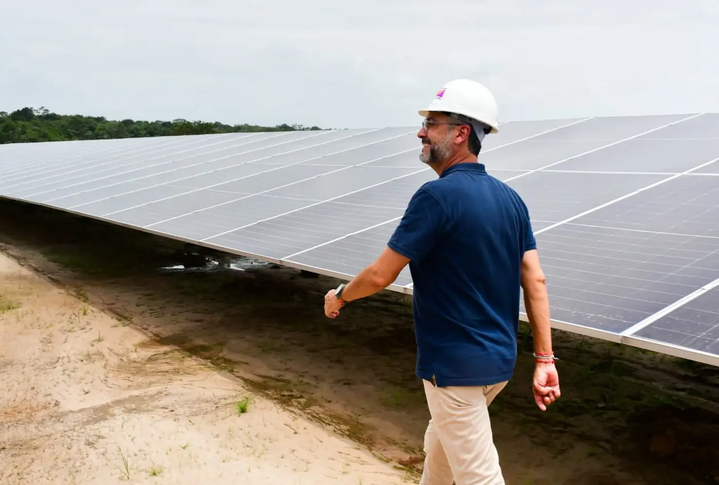 Durante a visita técnica, o governador acompanha de perto a estrutura da planta solar