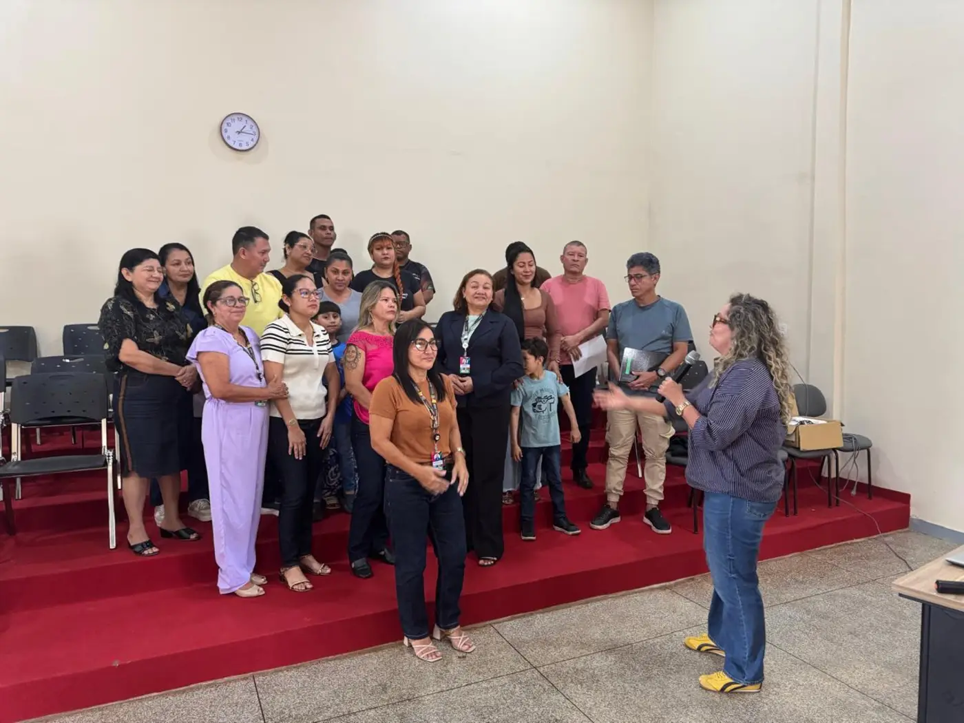 Professora formadora orienta educadores durante encontro de formação da Educação de Jovens e Adultos
