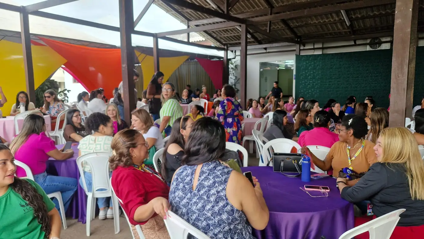 Servidoras da Seed participam do evento ‘Tardezinha Delas’, que marcou o encerramento da programação do Mês da Mulher