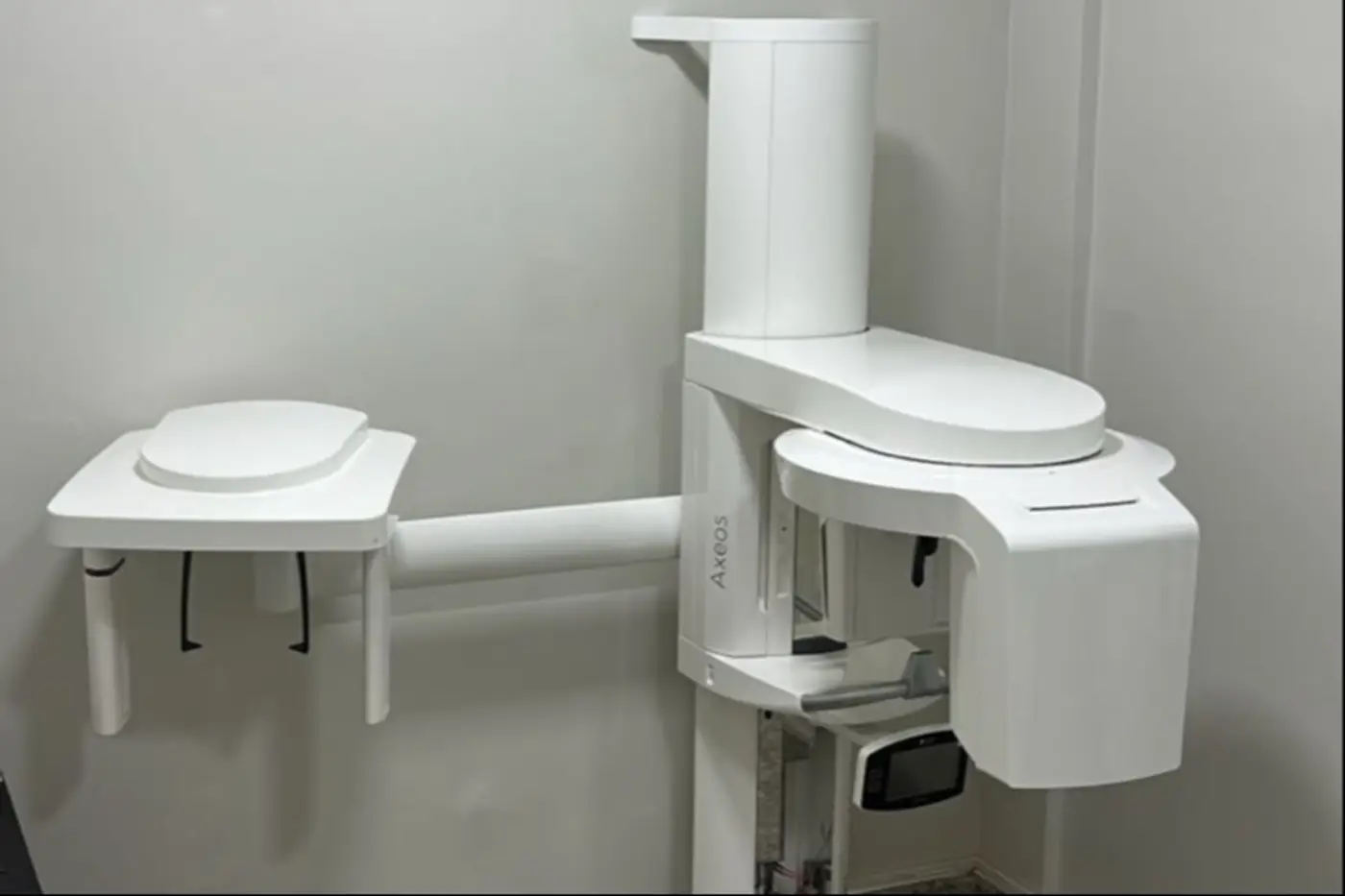 O equipamento de tomografia permite gerar imagens tridimensionais (3D) da região bucal, o que amplia a capacidade de análise dos profissionais