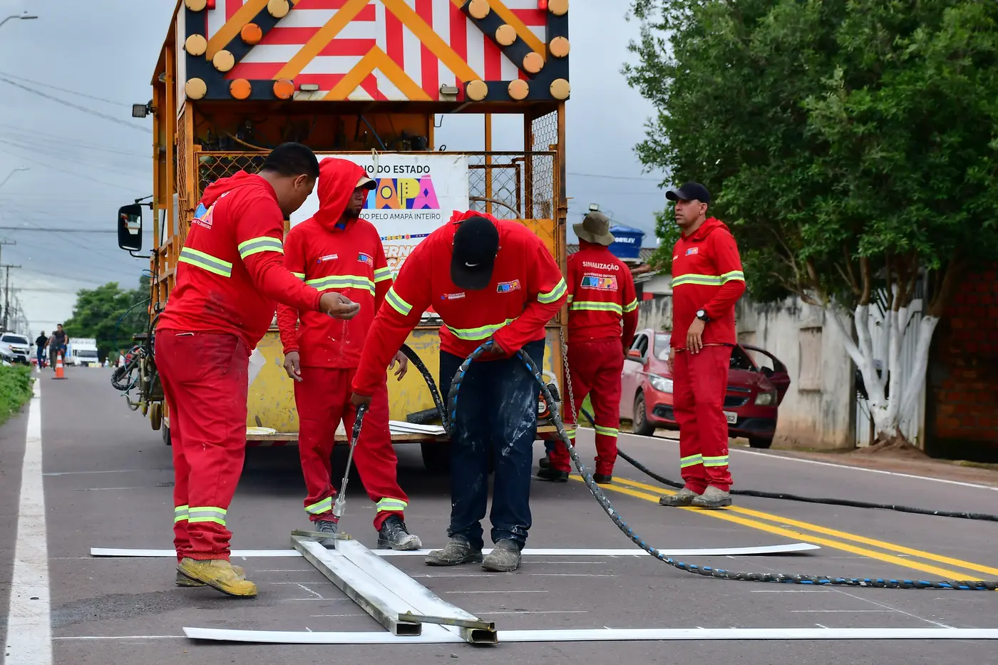 Após pavimentação, sinalização é feita pelo Governo no bairro Novo Horizonte, em Macapá