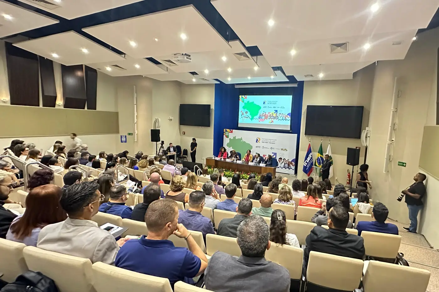 A agenda reúne articuladores, coordenadores e mobilizadores das redes nacionais Rede de Inovação para Educação Híbrida (RIEH), Rede de Apoio à Implementação da Política Nacional de Ensino Médio nos Territórios (REM) e Rede Nacional de Implementação do Programa Pé‑de‑Meia (Renapem)