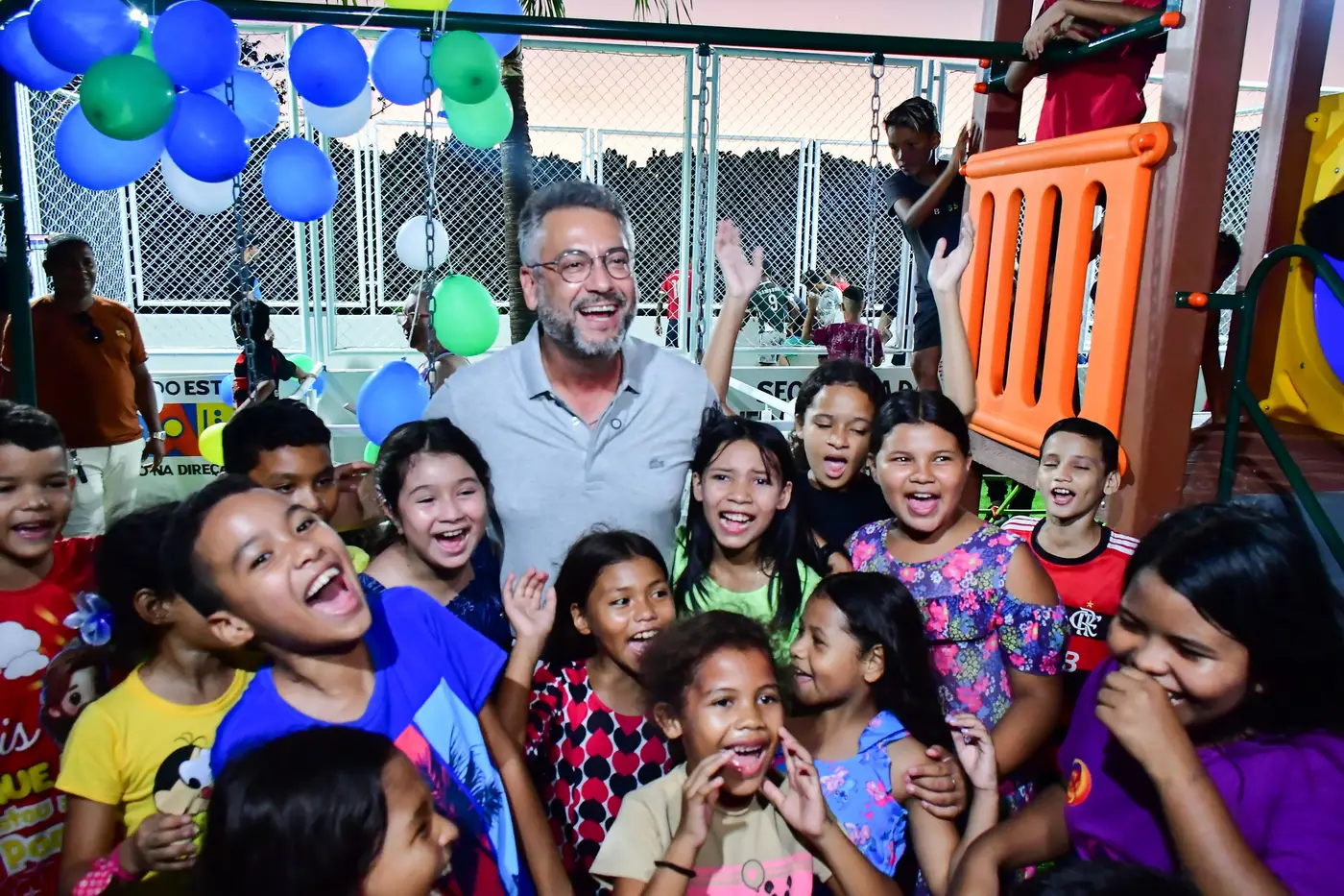 Crianças do Congós celebraram o parquinho entregue pelo programa Ponte Firme