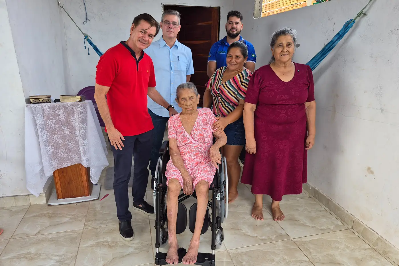 Dona Oneide, que completou 117 nos no domingo, 22, ganhou um presente especial do Governo do Amapá, uma cadeira de rodas moderna e articulada. Conforto, dignidade e qualidade de vida