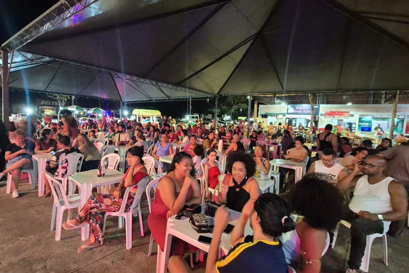 Público marcou presença na segunda etapa da 4ª edição do projeto Tambores no Meio do Mundo, em Macapá, e elogia estrutura que conta com espaço confortável com tendas e mesas