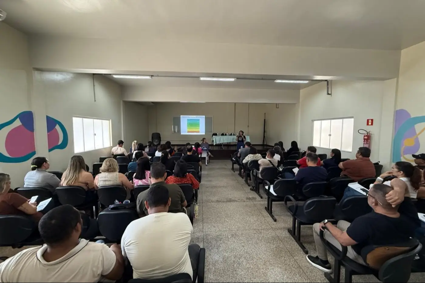 A atividade ocorreu no auditório da Escola Estadual Professora Raimunda Virgolino, reunindo professores do Ensino Fundamental II, educadores do Atendimento Educacional Especializado (AEE) e cuidadores