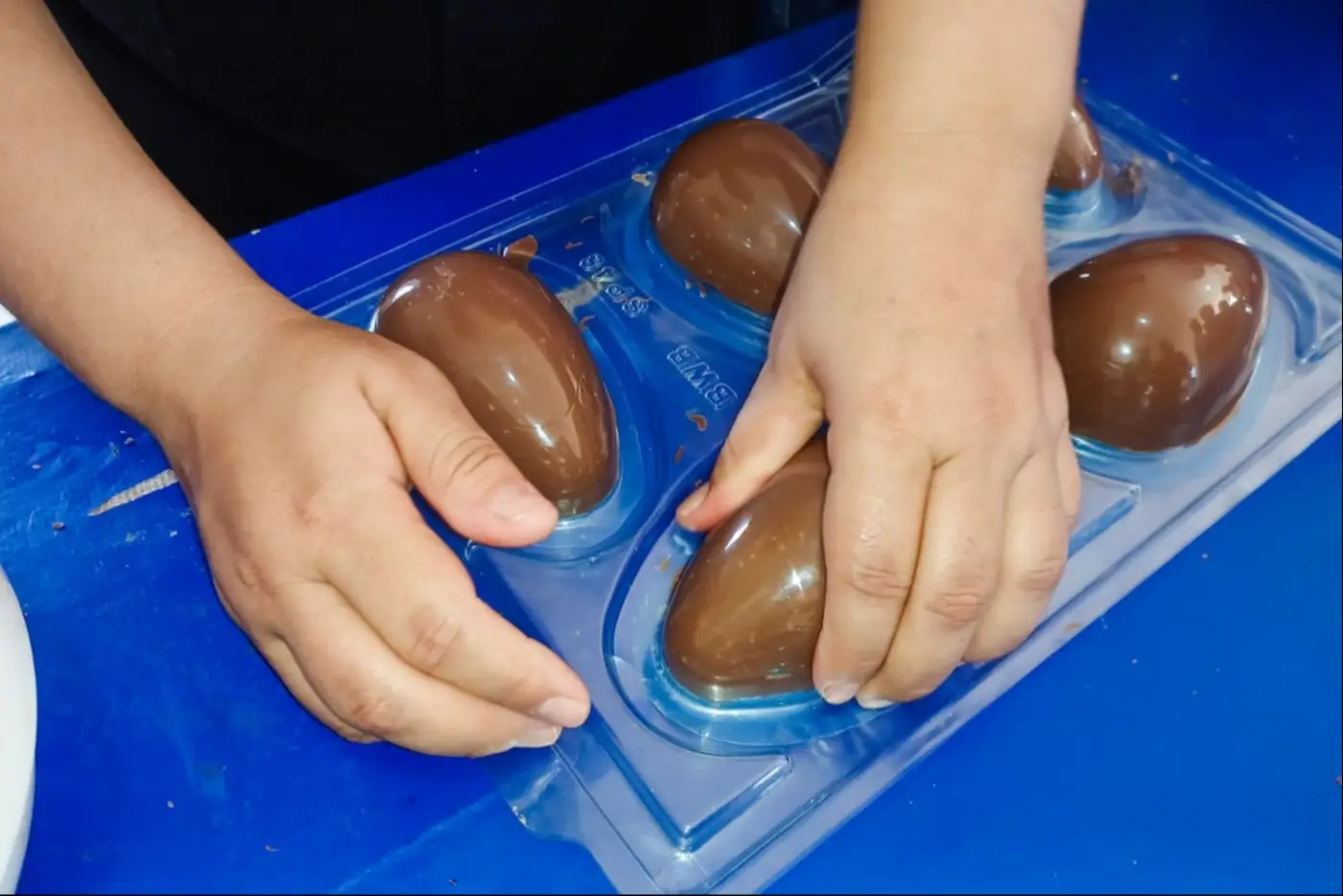 Mulheres do habitacional Miracema colocaram a mão na massa e aprenderam a fabricar ovos de chocolate