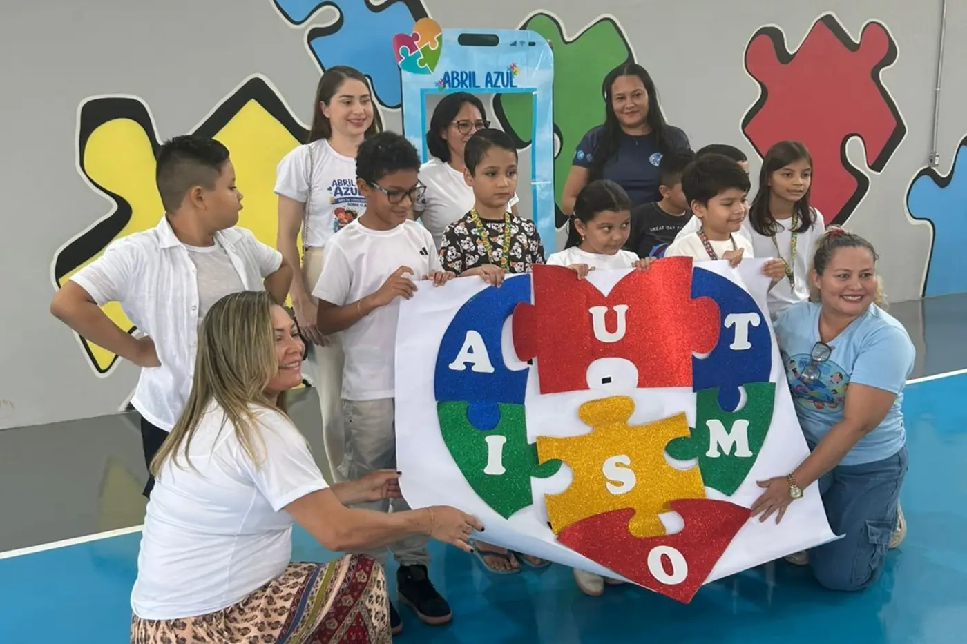 A programação incluiu palestras informativas, apresentação artística, exposição de trabalhos dos alunos e um momento de conscientização e valorização das diferenças