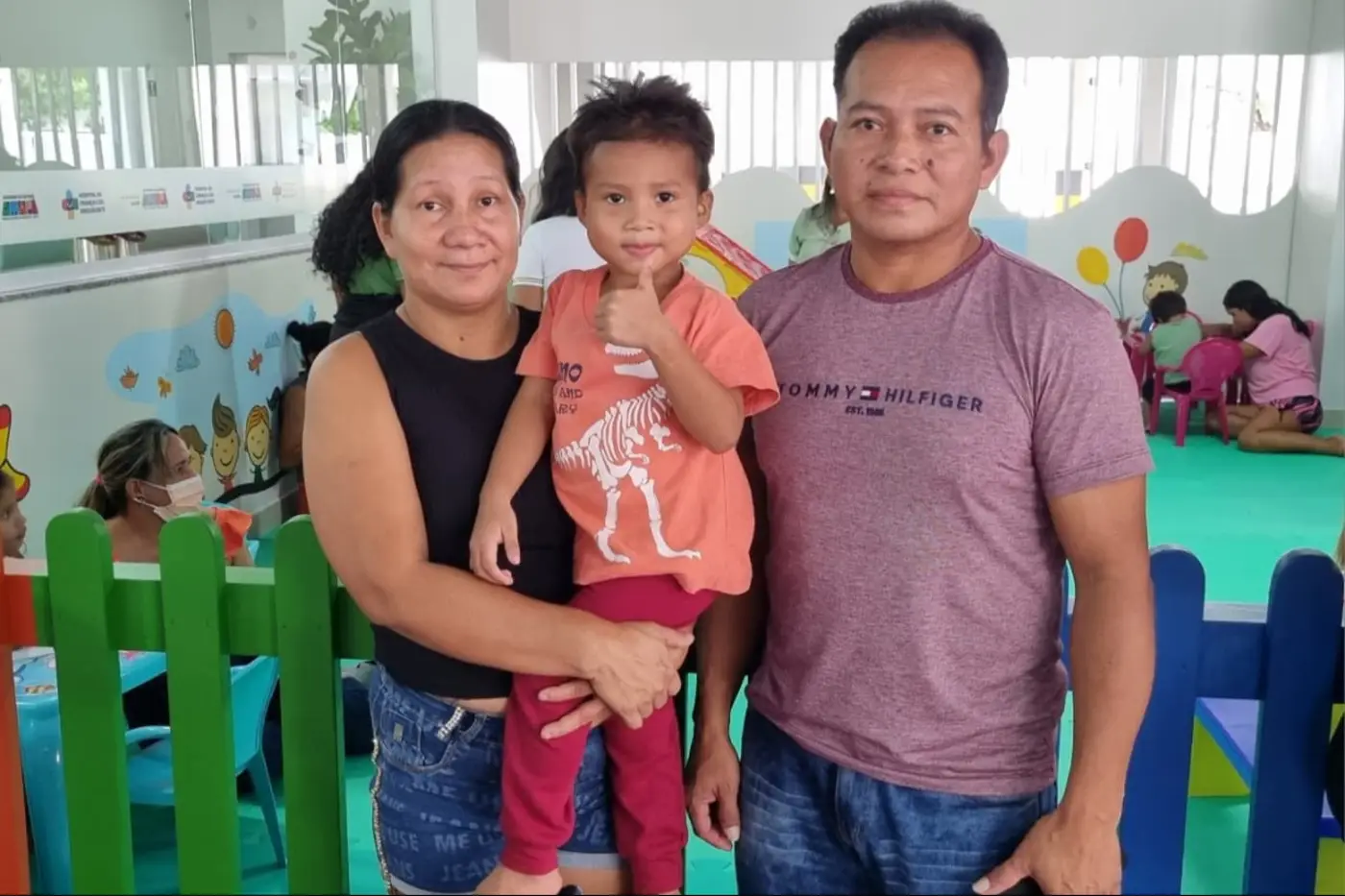 Josilene dos Santos Alika, mãe do pequeno Layron Kael Alika e o pai Lauro Batista Alika