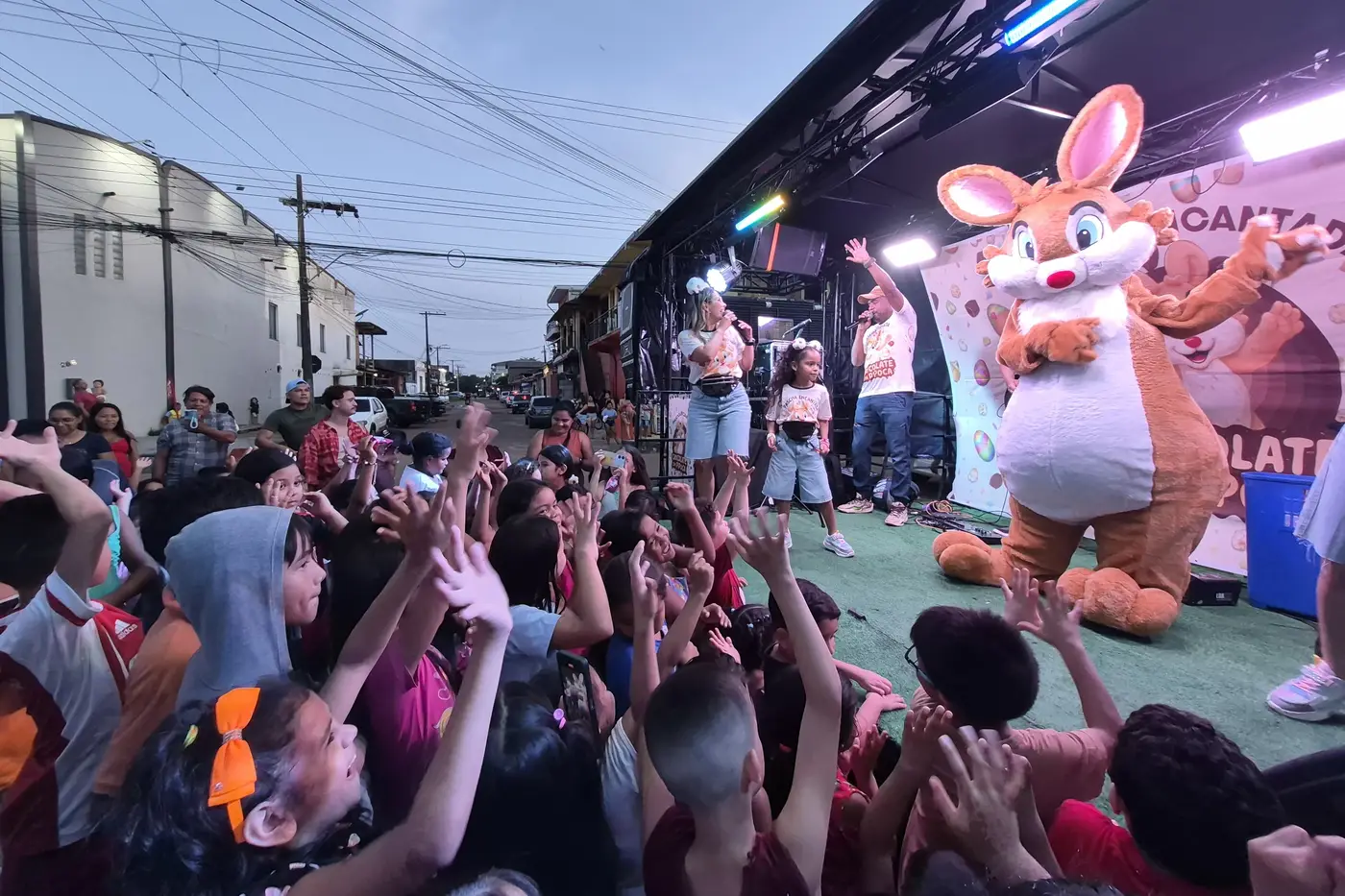 Público infantil acompanhou o show musical e participou de atividades recreativas