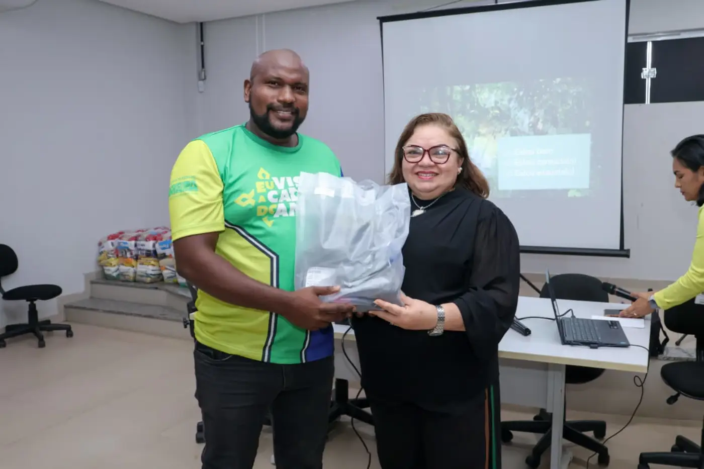 Cada kit possui botas, camisas, luvas e óculos de proteção